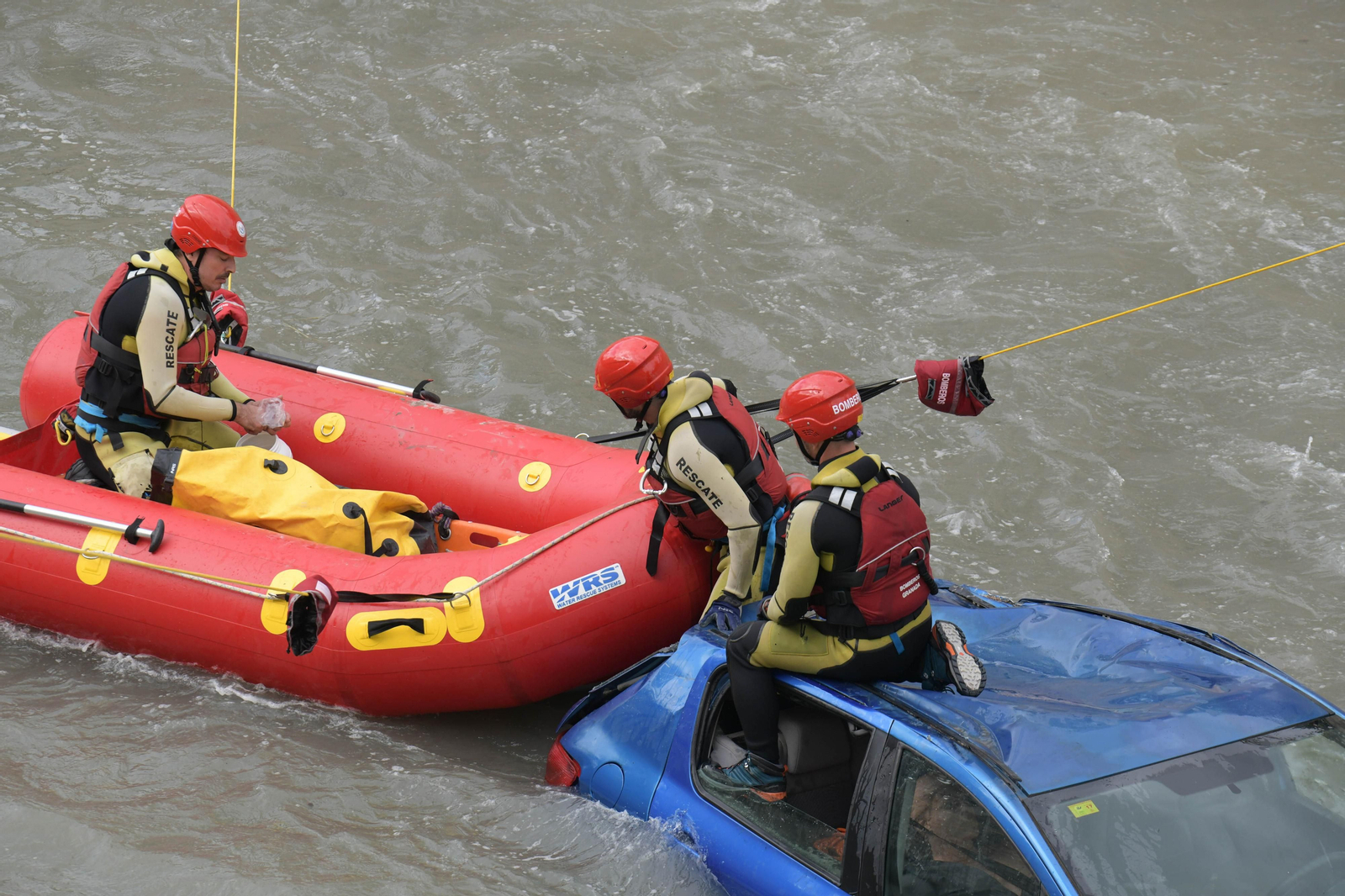 Fotos: Las mejores imágenes del simulacro de rescate de un coche accidentado en el río Genil de Granada