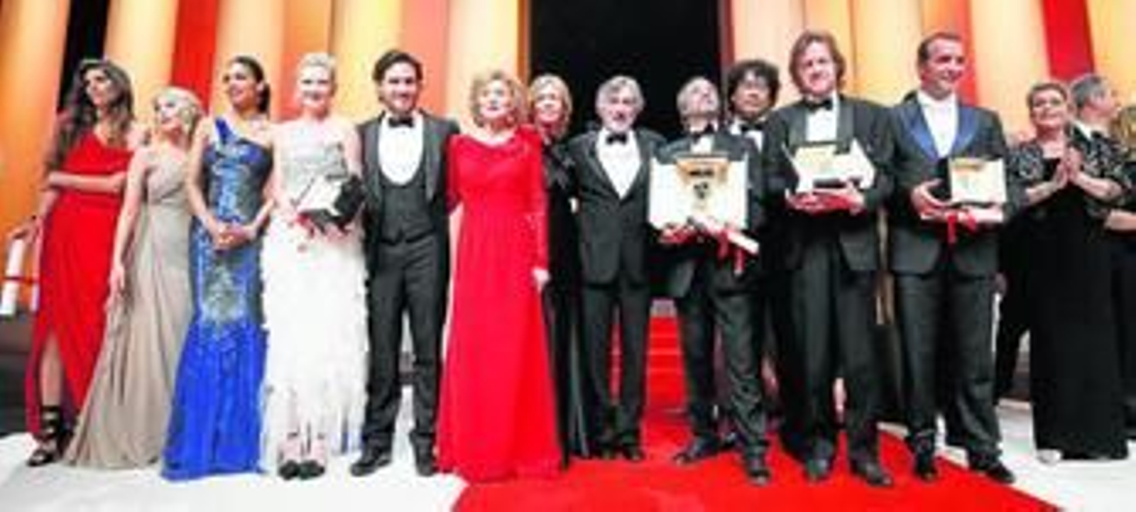 Los premiados posan con el presidente del jurado, Robert de Niro, al término de la ceremonia de clausura del festival.