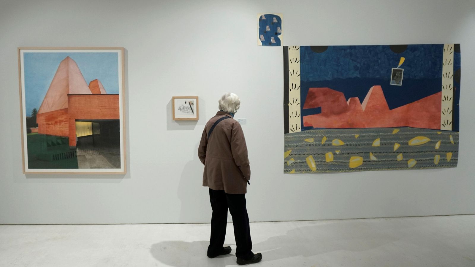 Una visitante en una de las salas de la Fundación Valentín de Madariaga.