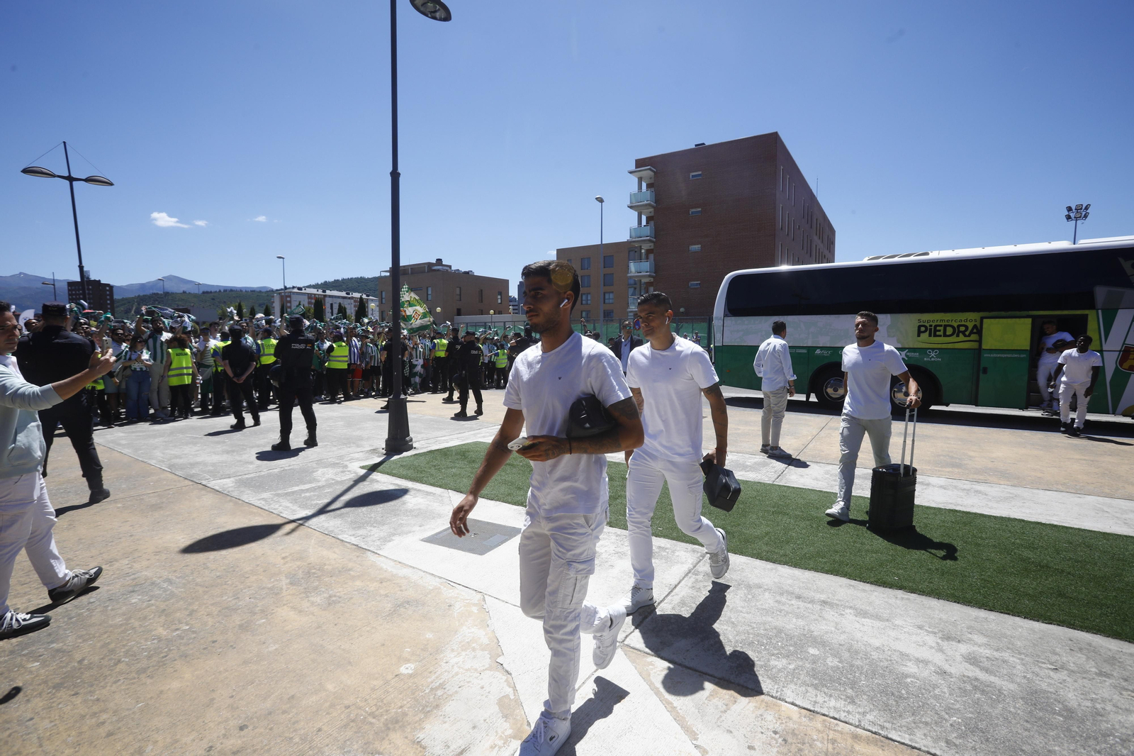 El Córdoba CF recibe el calor de su afición a su llegada a El Toralín antes del partido ante la Ponferradina El Córdoba CF recibe el calor de su afición a su llegada a El Toralín antes del partido ante la Ponferradina