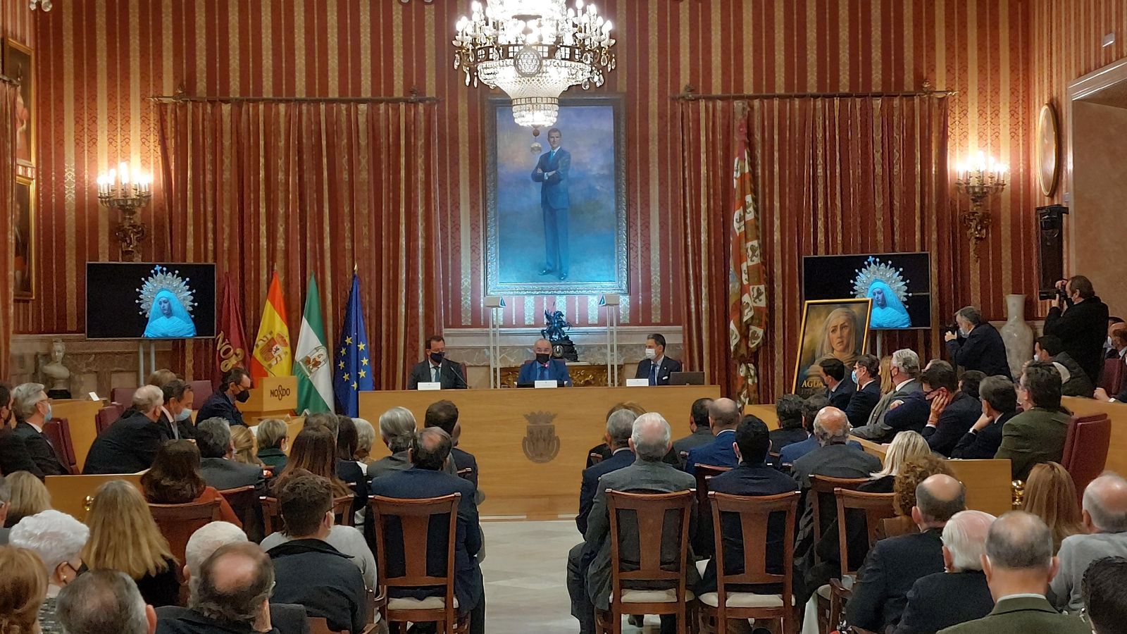 Asistentes al Salón Colón del Ayuntamiento durante la presentación de los actos y cultos