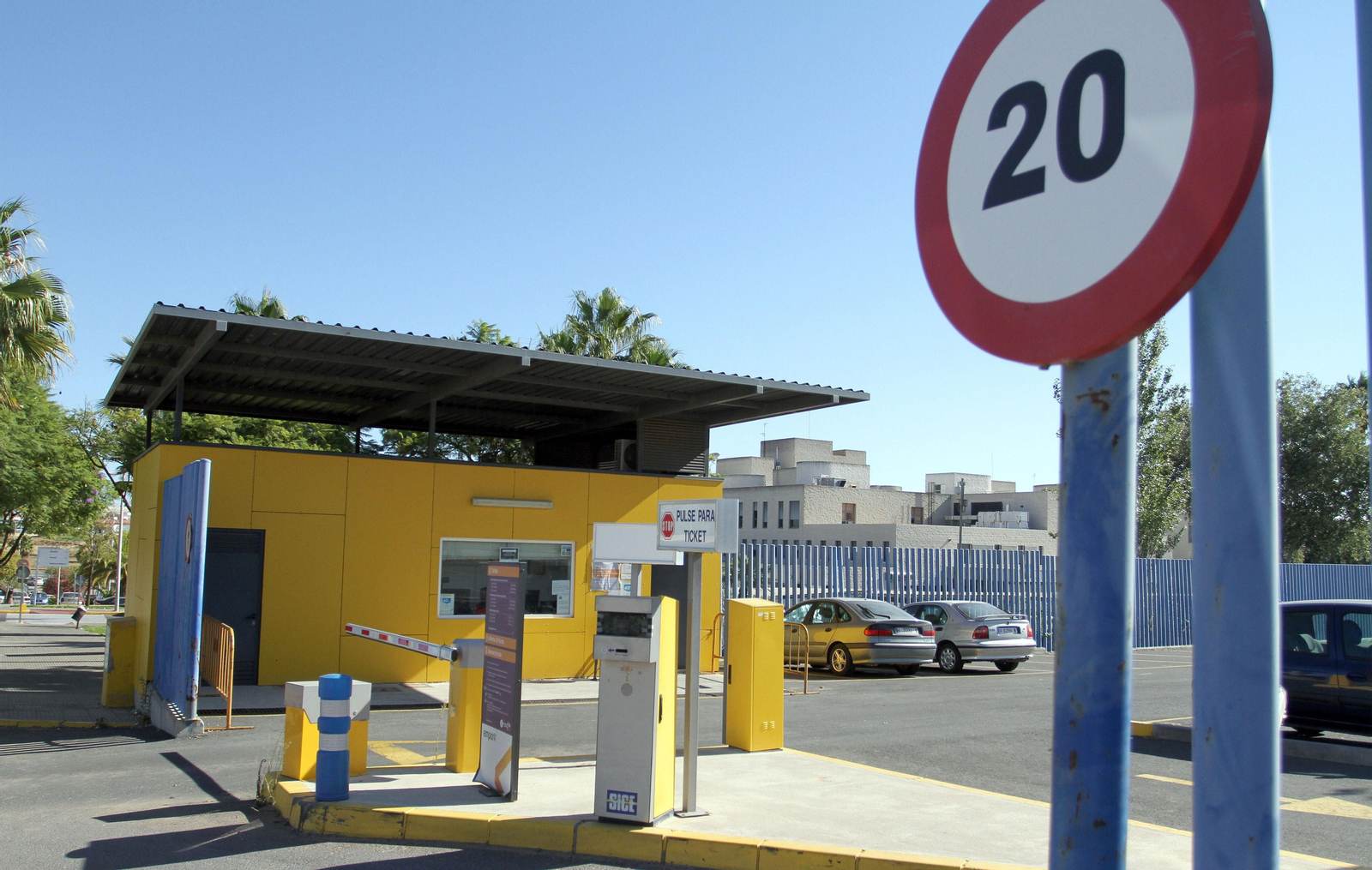 Los aparcamientos del Hospital Juan Ramón Jiménez.