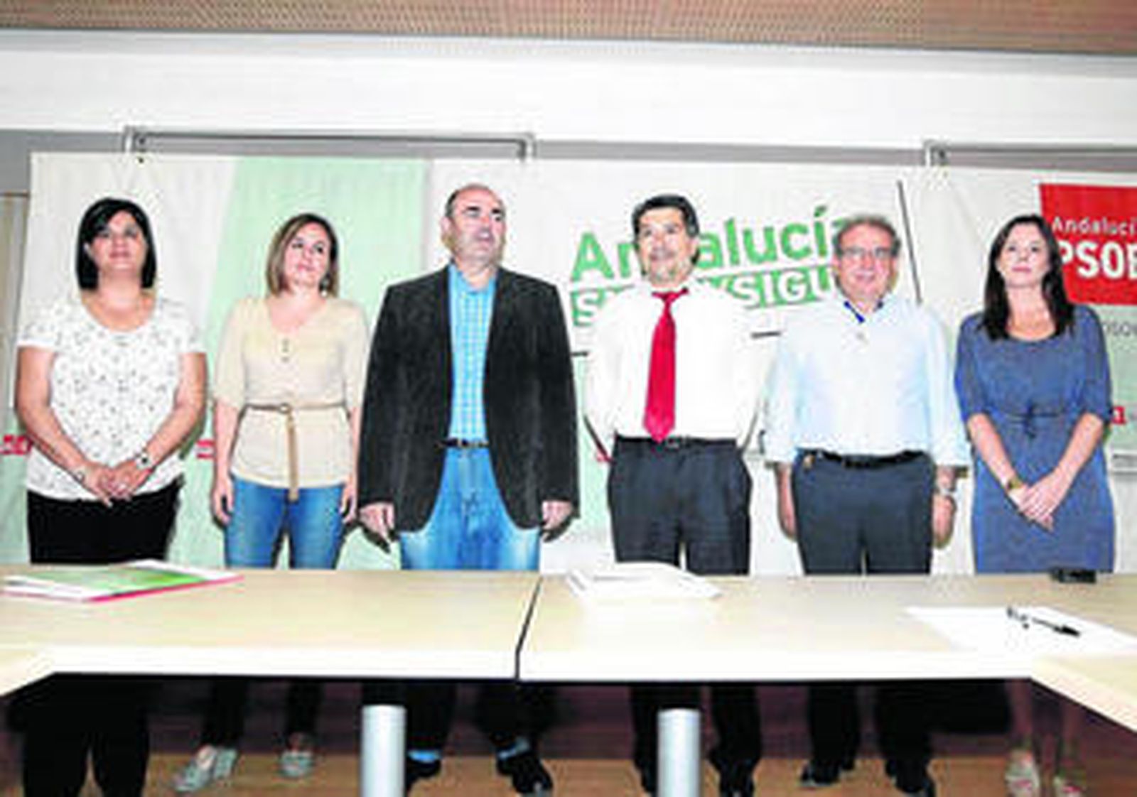 Seis de los siete integrantes de la comisión gestora reunidos ayer en la sede provincial del PSOE de Almería.
