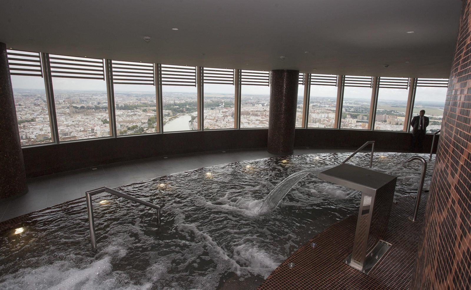La visita a la planta con spa de la Torre Sevilla, en imágenes