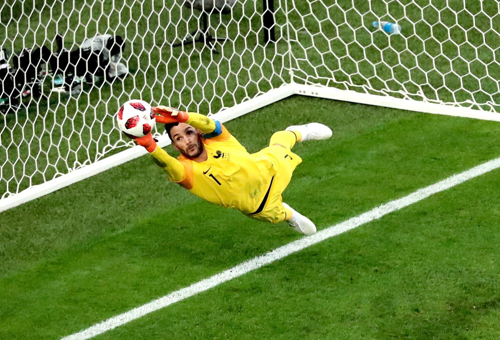 Hugo Lloris detiene un disparo en el partido ante Bélgica.