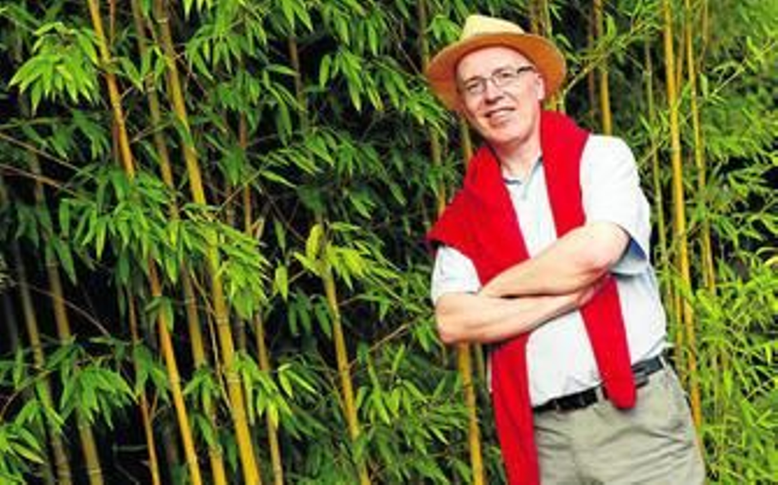 Michael Thomas vive en Granada desde hace 25 años, habiendo dirigido desde entonces a numerosas orquestas nacionales e internacionales.