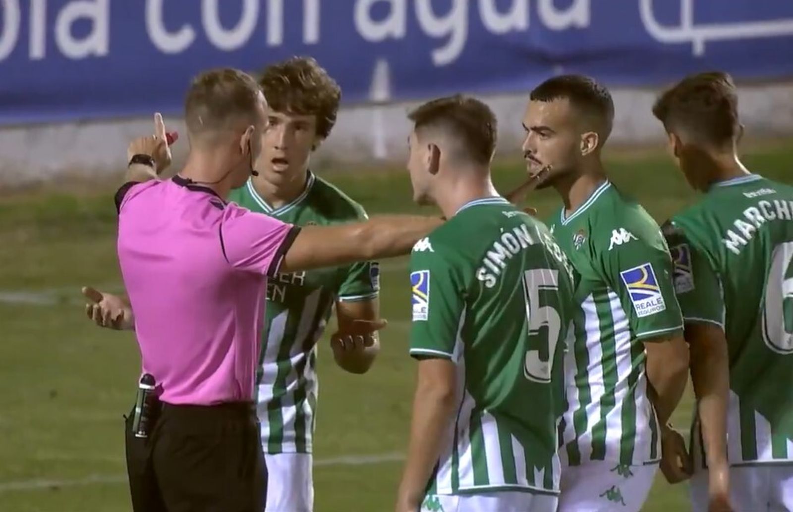 Marc Baró y otros futbolistas del filial heliopolitano protestan la señalización del penalti.