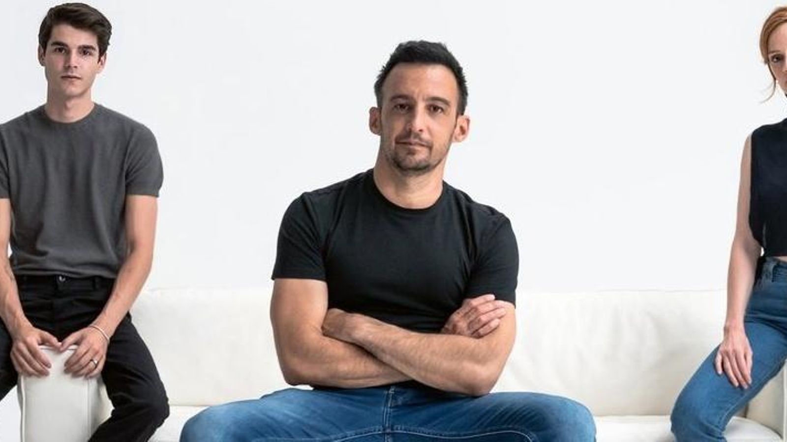 Alejandro Amenábar con la pareja de actores protagonista de 'La Fortuna': Álvaro Mel y Ana Polvorosa.