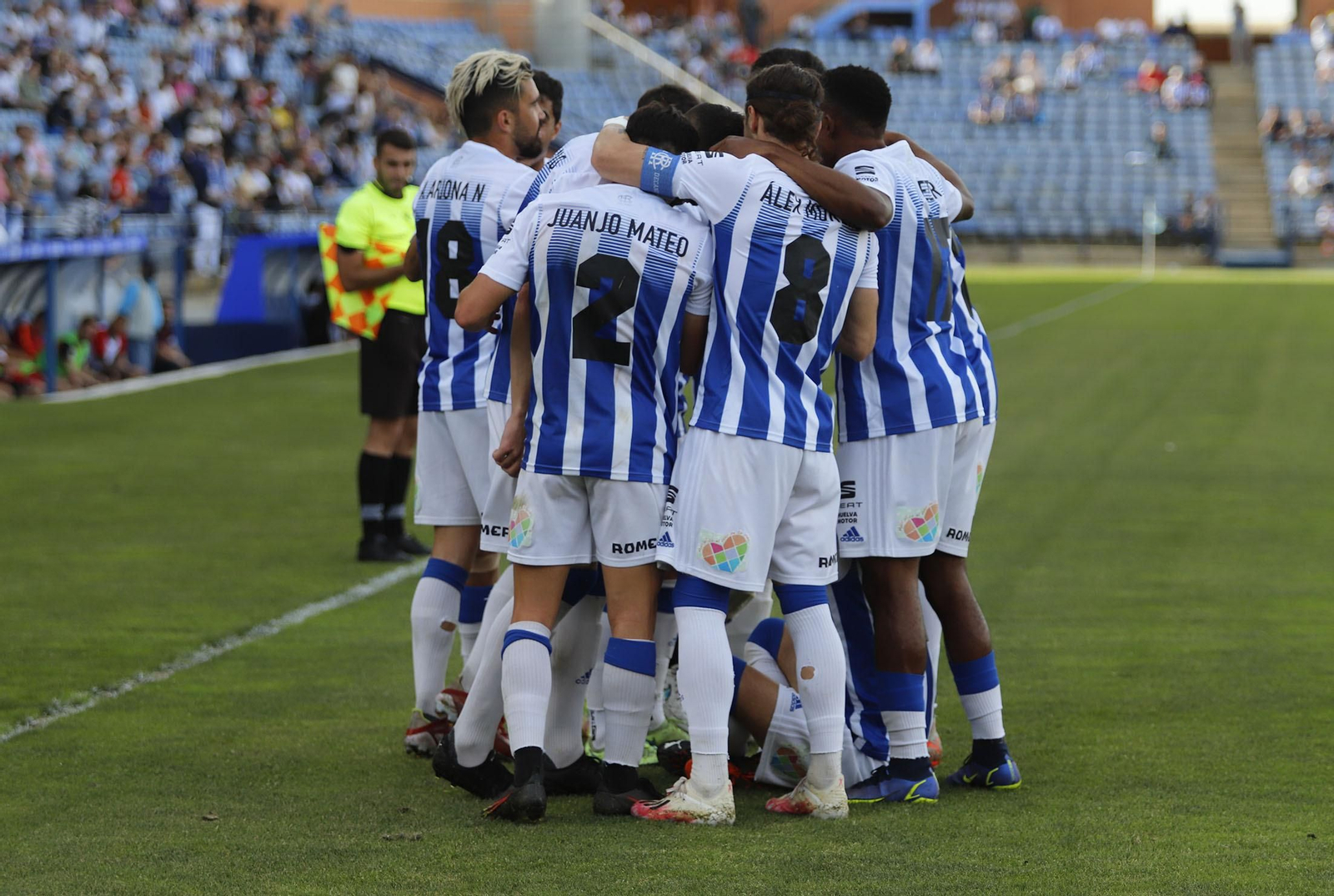 Los jugadores albiazules se abrazan en la celebración de un gol.