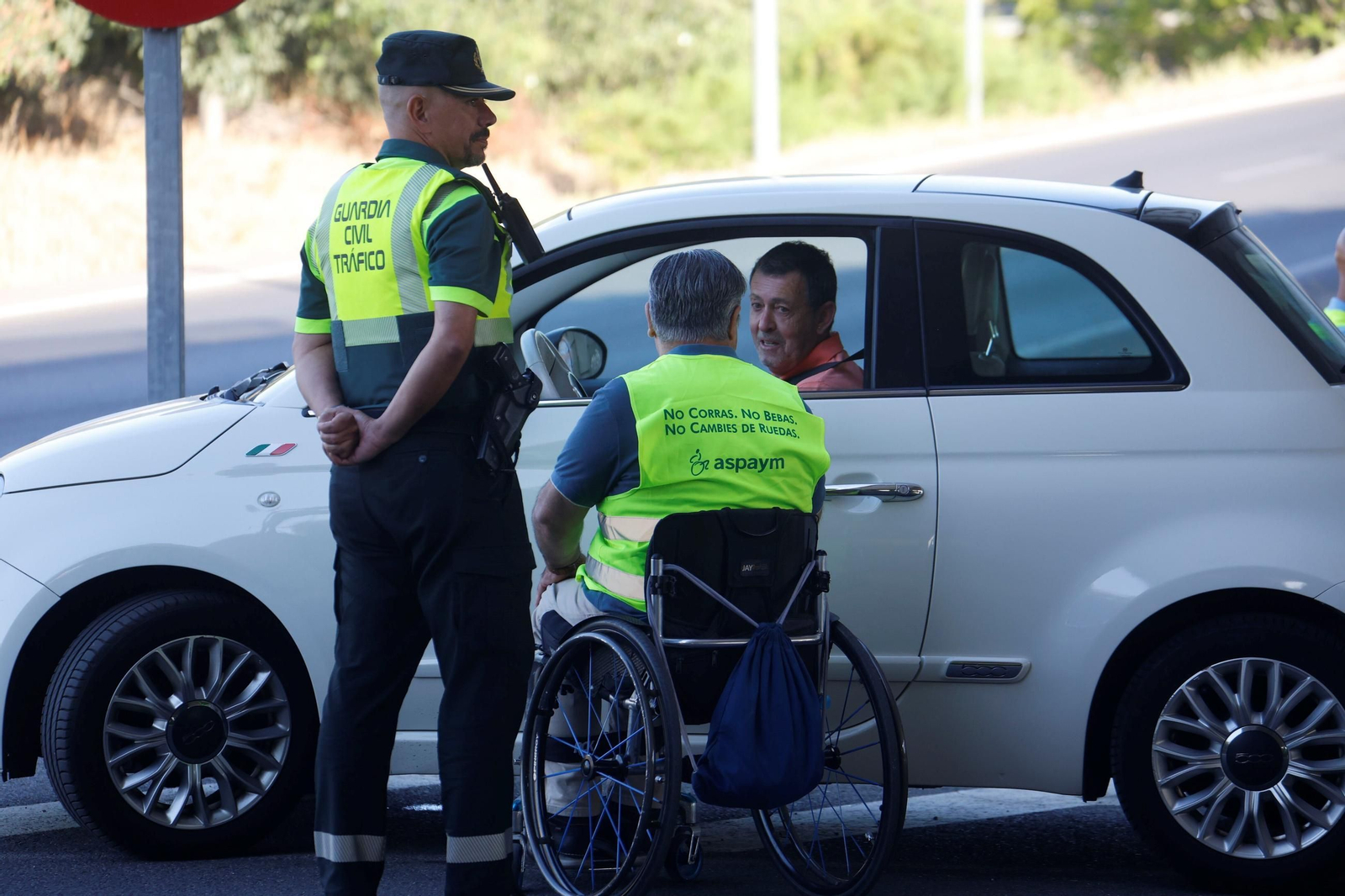 En imágenes, la campaña "No corras, no bebas, no cambies de rueda", de la Guardia Civil, DGT y Aspaym Córdoba.