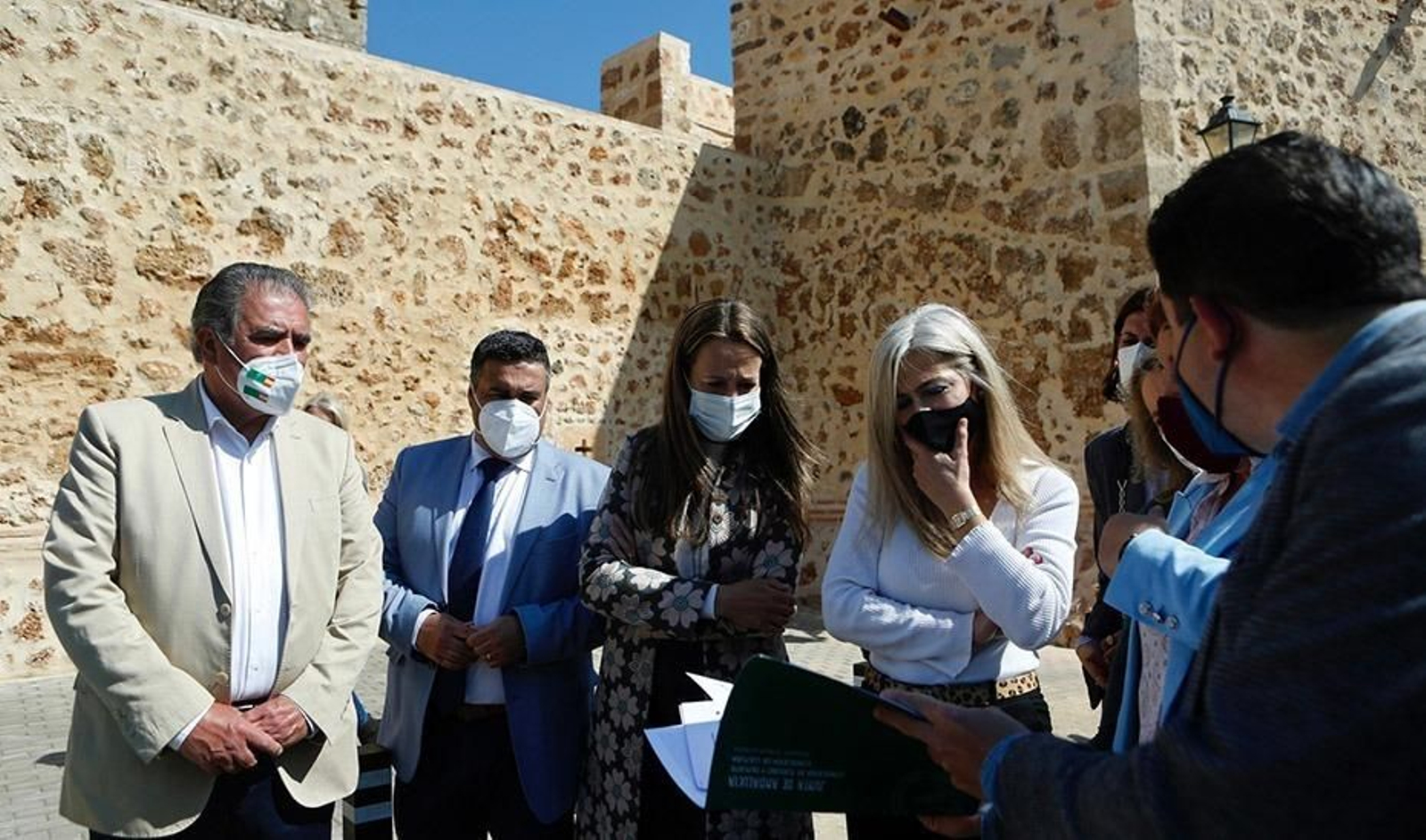 Patricia del Pozo, junto al resto de autoridades durante su visita a la muralla