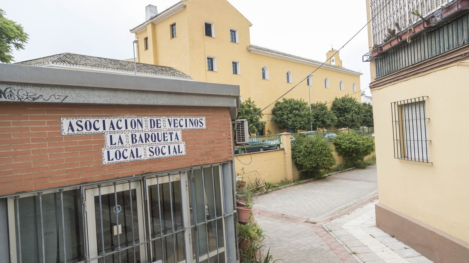 Sede de la asociación vecinal, dentro del recinto vallado del barrio.
