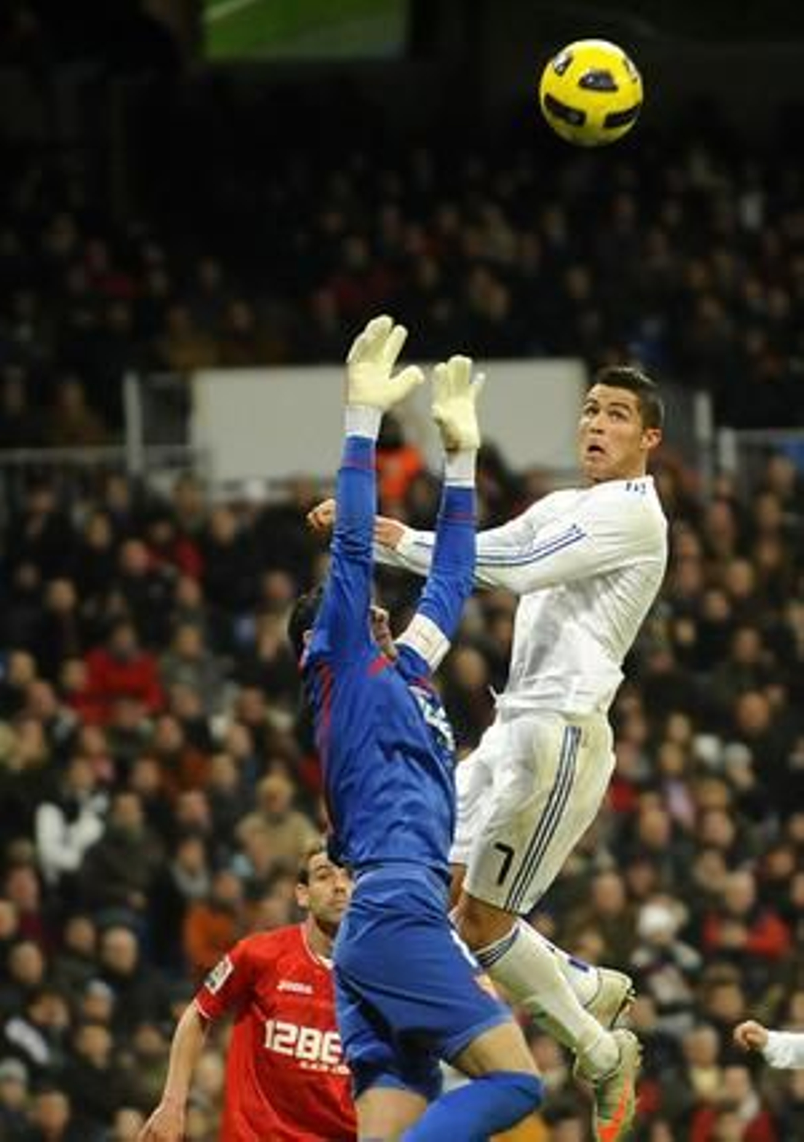 El Sevilla cae en el Bernabéu pese a jugar con un jugador más durante casi media hora. / AFP