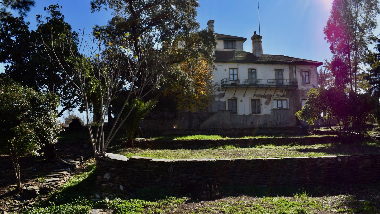 Fachada y zona ajardinada de la Casa Consejo de Riotinto.