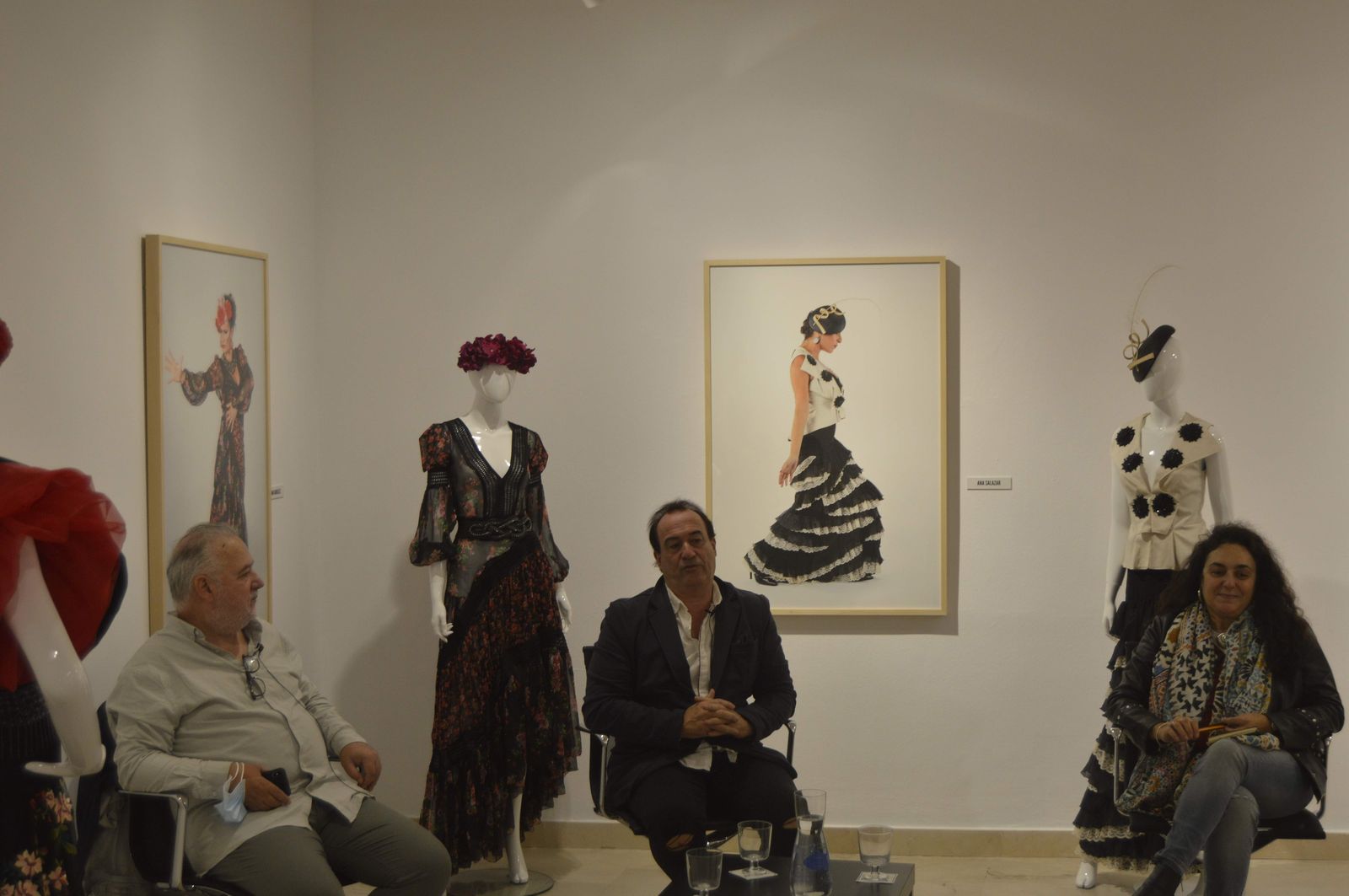 El periodista de Canal Sur y moderador Javier Osuna con Cristina Cruces y Faustino Núñez, durante la tertulia sobre el flamenco.