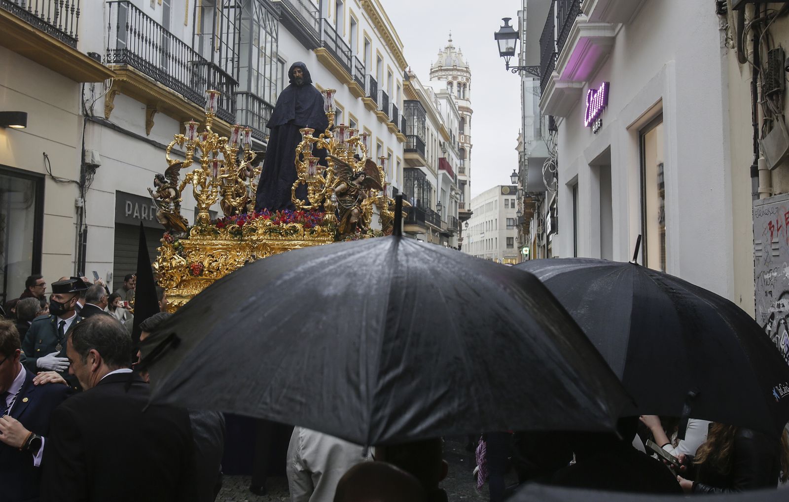 Cautivo con el capote impermeable