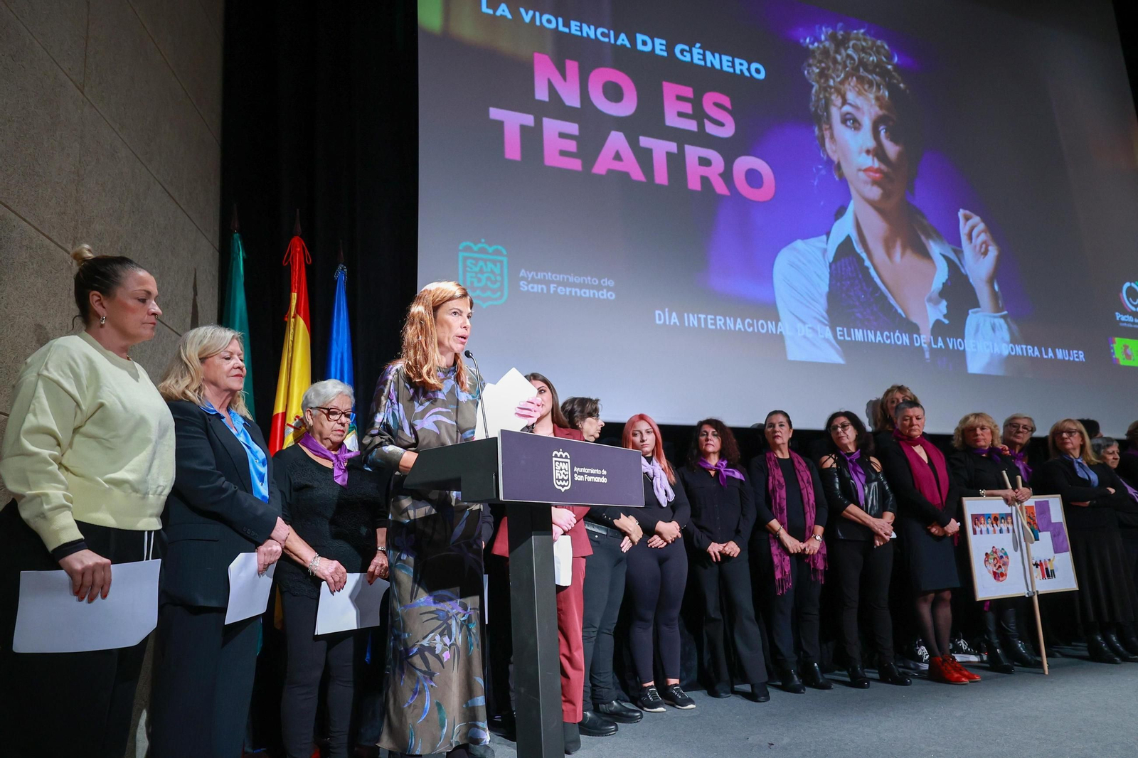 La concejala de Mujer, Isabel Blanco, dando lectura al manifiesto.