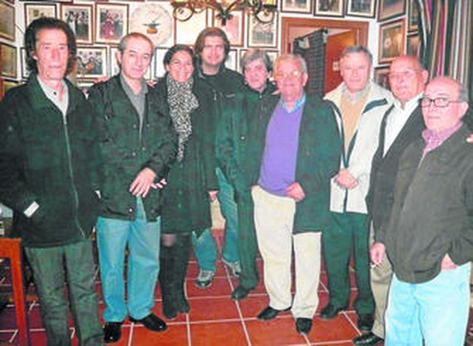 Miembros de 'Los Tempranos', junto con directivos de 'El Yunque' y la cantaora Sonia Miranda en la peña pechinera.