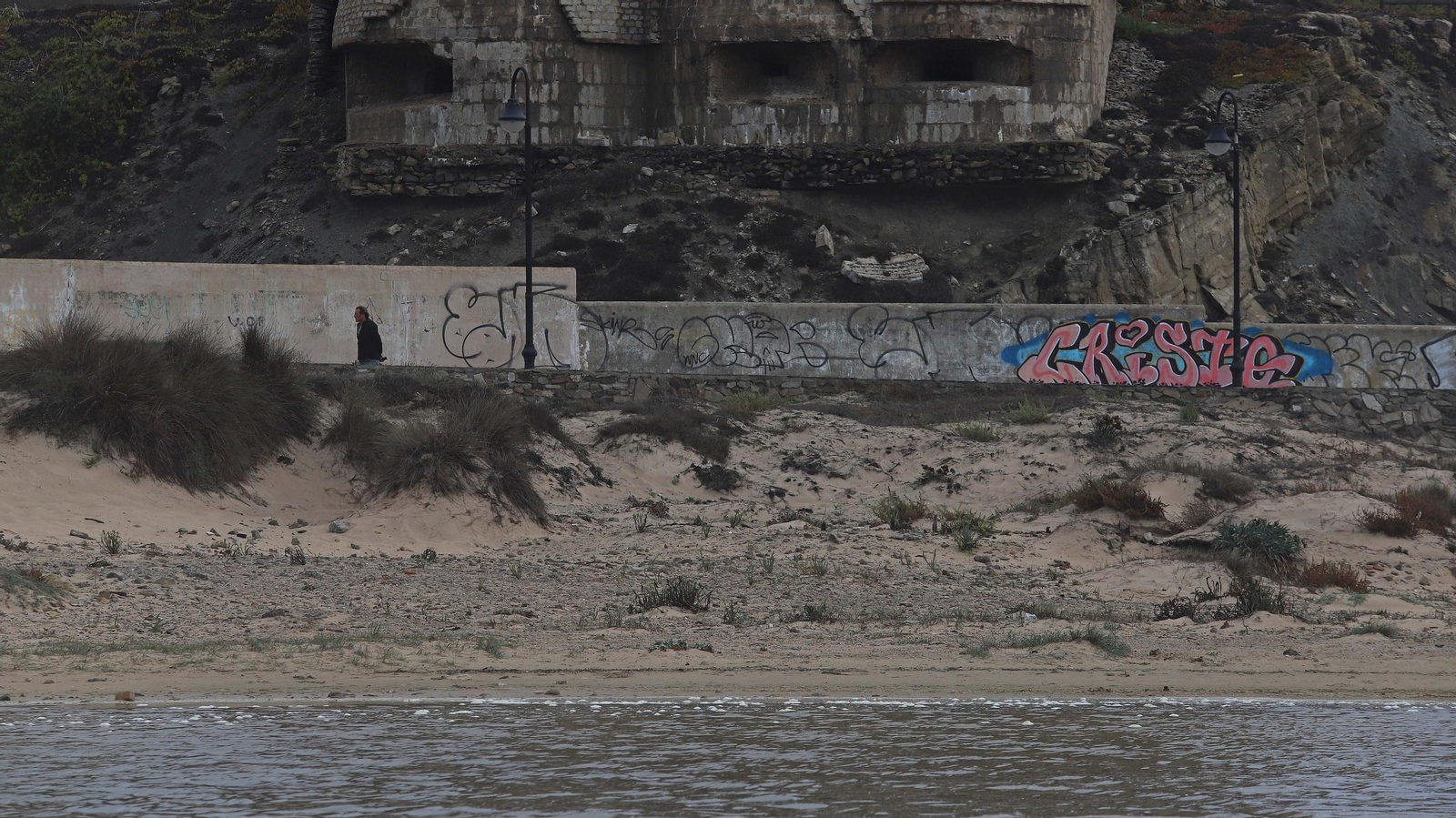 Fotos de la marea alta en la playa de Los Lances
