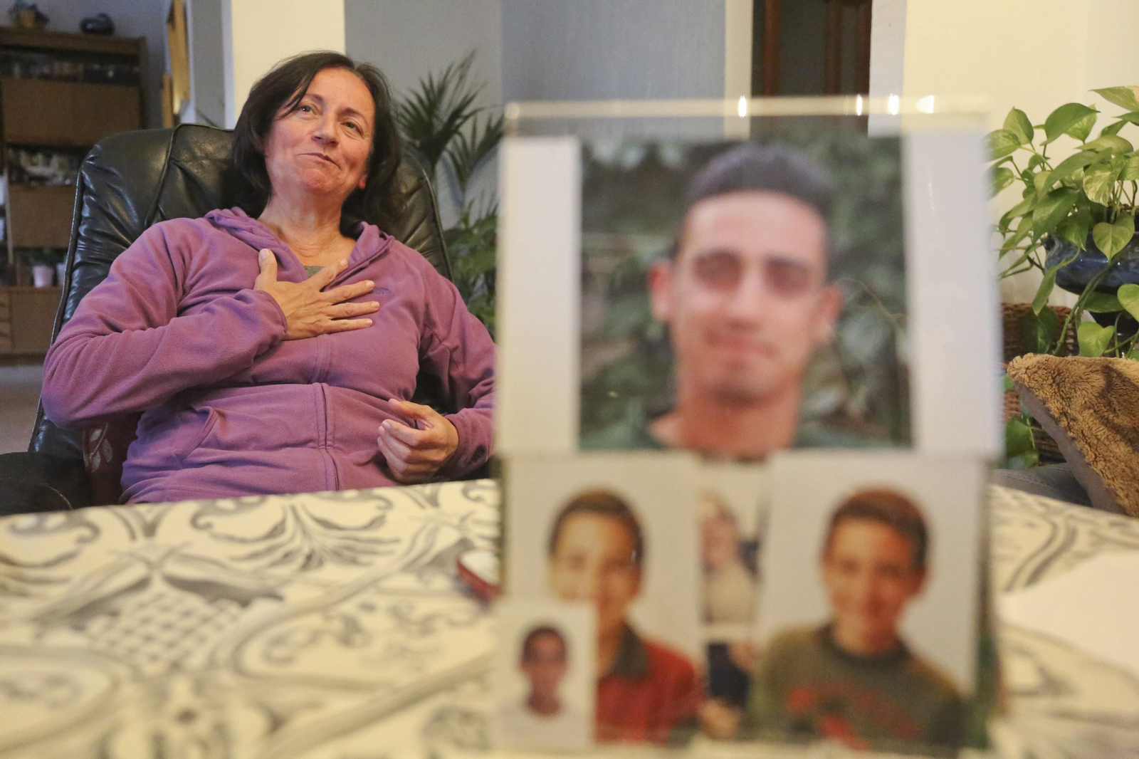 Remedios Romero, con fotos de sus hijos en primer plano.