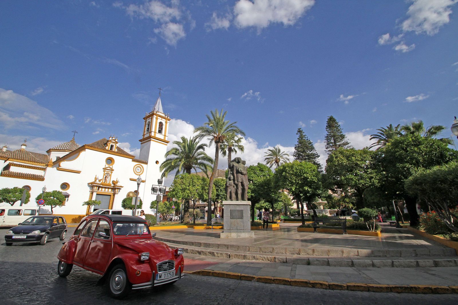 Una vista de la plaza de la Constitución y de la iglesia de Santa María Magdalena de Dos Hermanas.