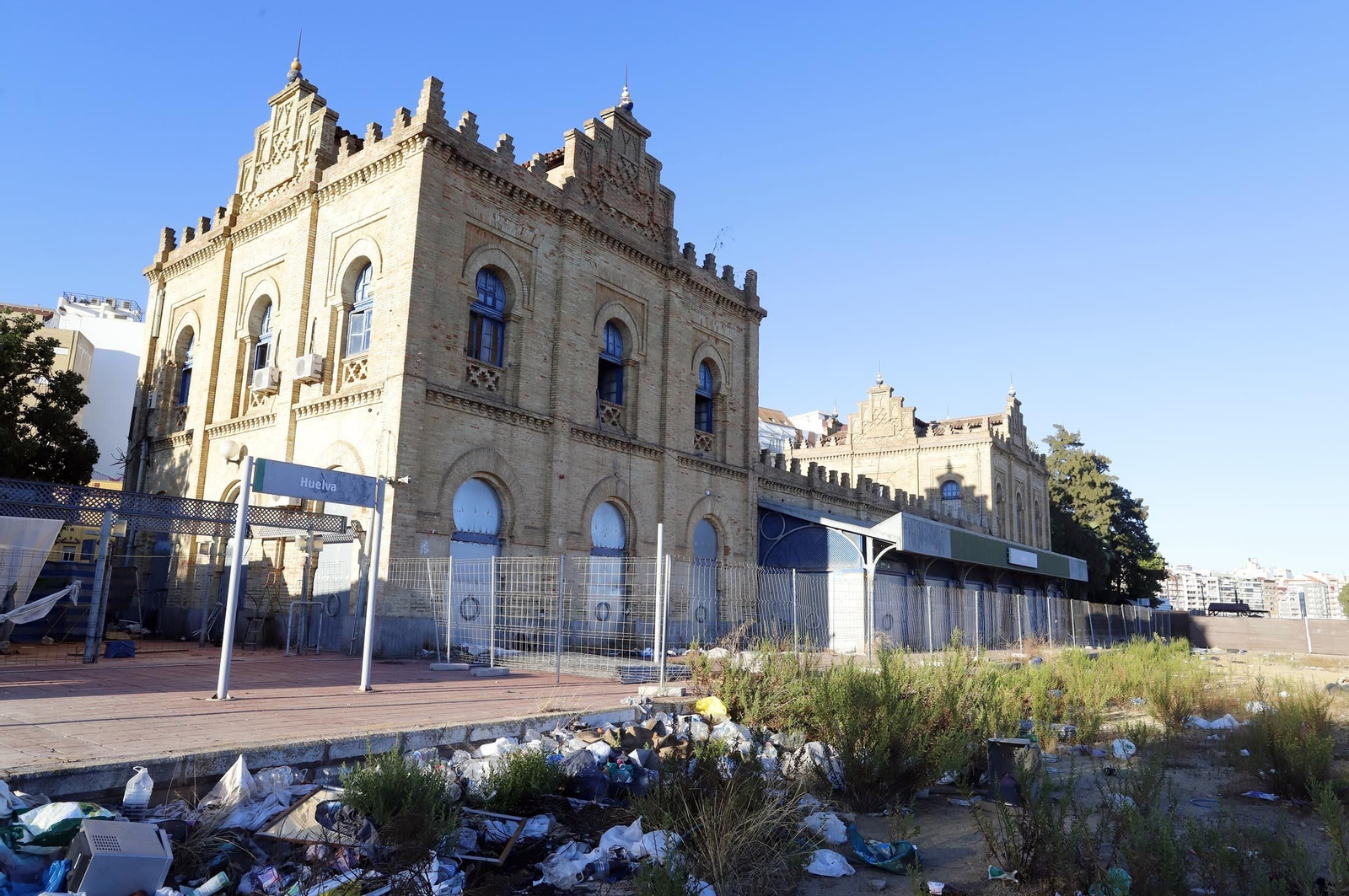 Imágenes de la antigua estación de tren de Huelva tras el incendio