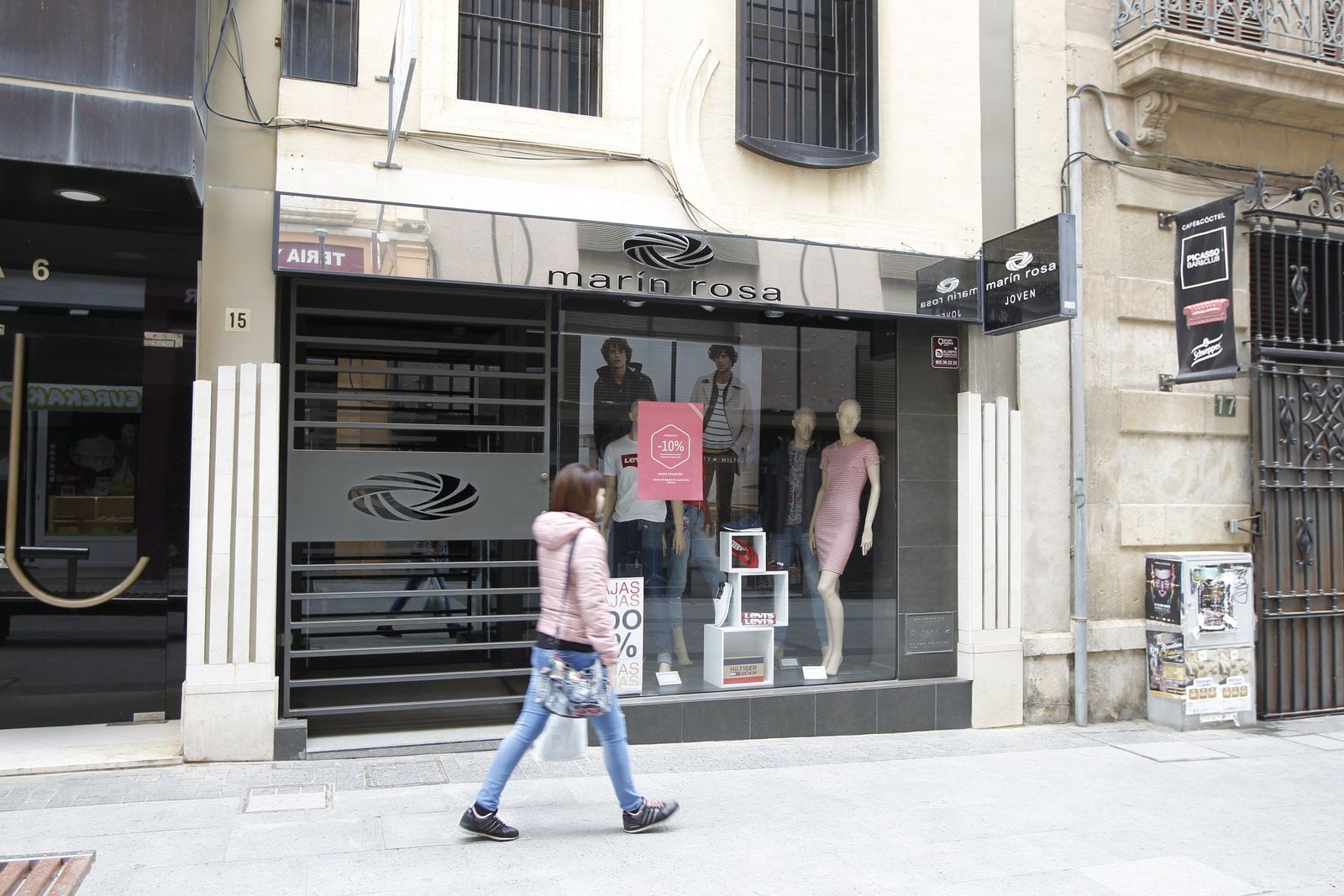 En la calle Reyes Católicos en el centro de la capital se ubican los tres establecimientos con los que cuenta actualmente Marín Rosa.