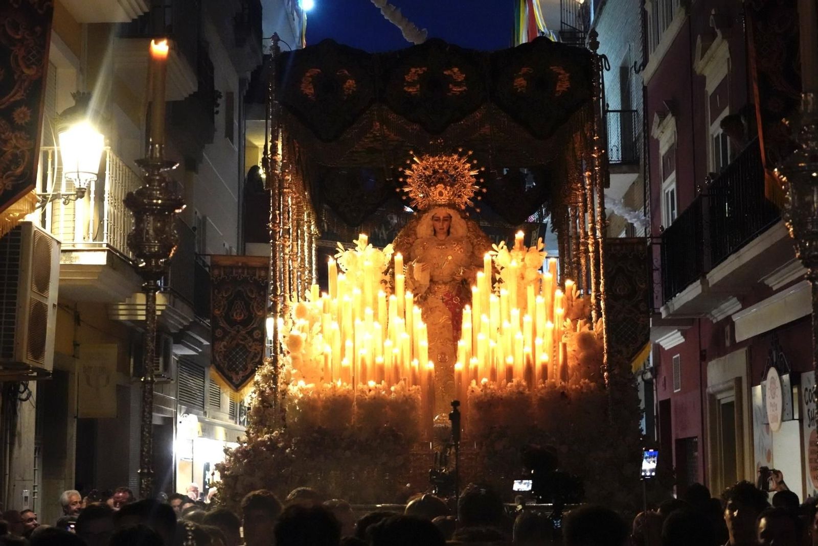 Imágenes de la procesión extraordinaria de la Virgen de la Esperanza por las calles de Huelva