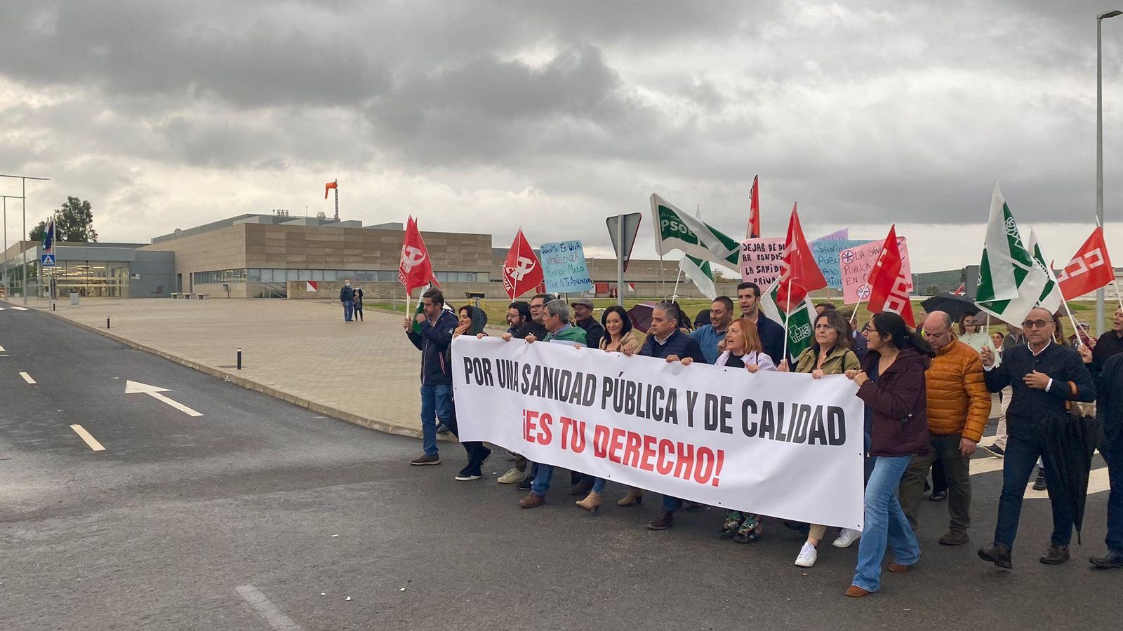 Los manifestantes, con el Hospital de Palma del Río al fondo.