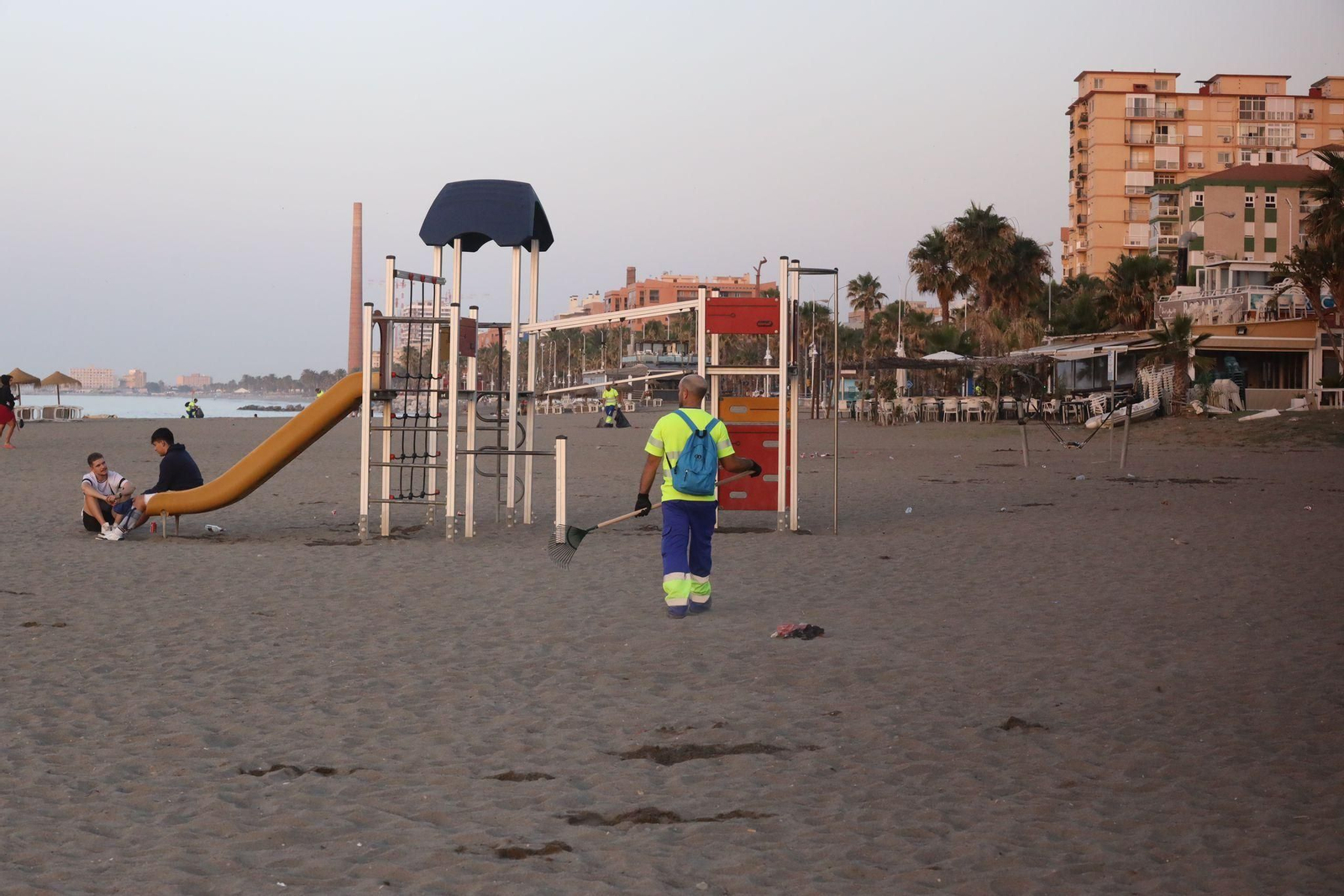 La 'resaca' de la Noche de San Juan en la playa de Huelin en Málaga La 'resaca' de la Noche de San Juan en la playa de Huelin en Málaga