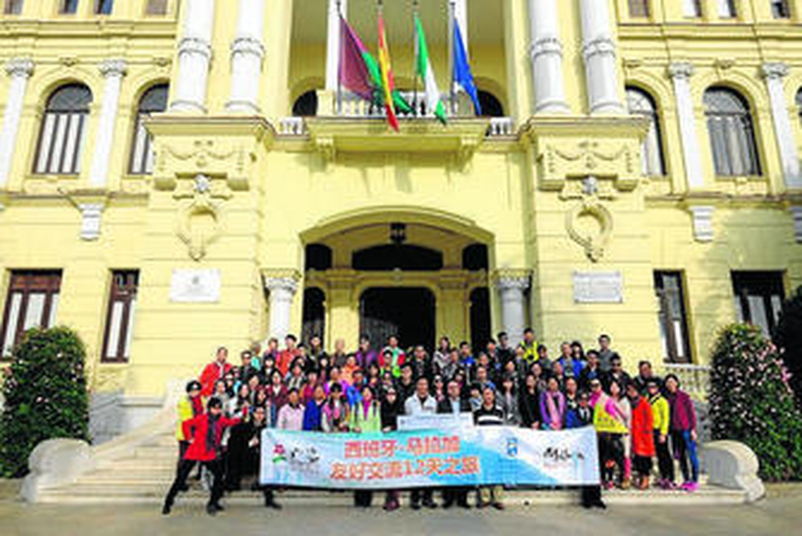 Turistas chinos en la puerta del Ayuntamiento de Málaga.