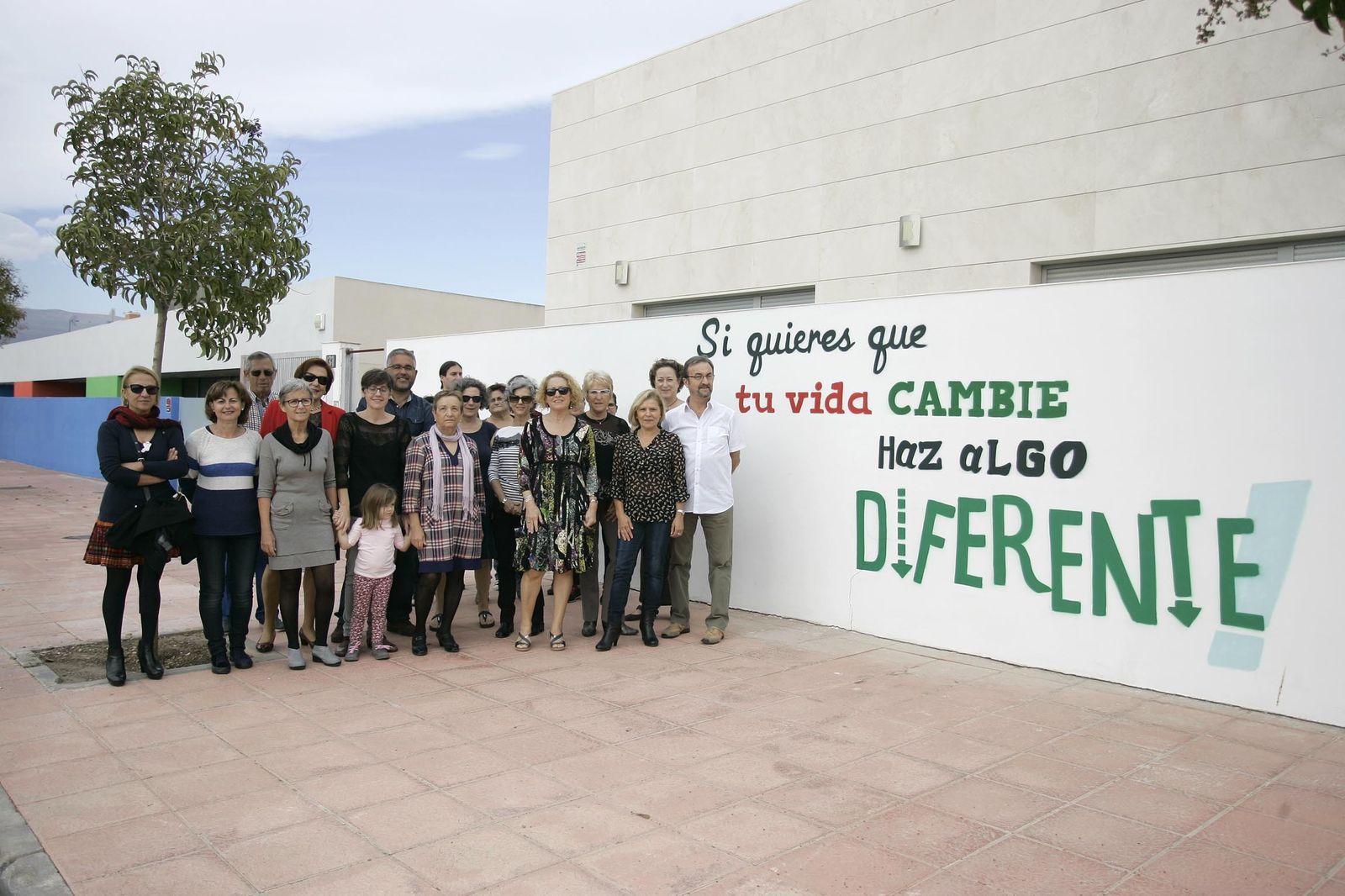 Imagen de archivo de voluntarios del Teléfono de la Esperanza, en el exterior de la sede de la calle Francia.