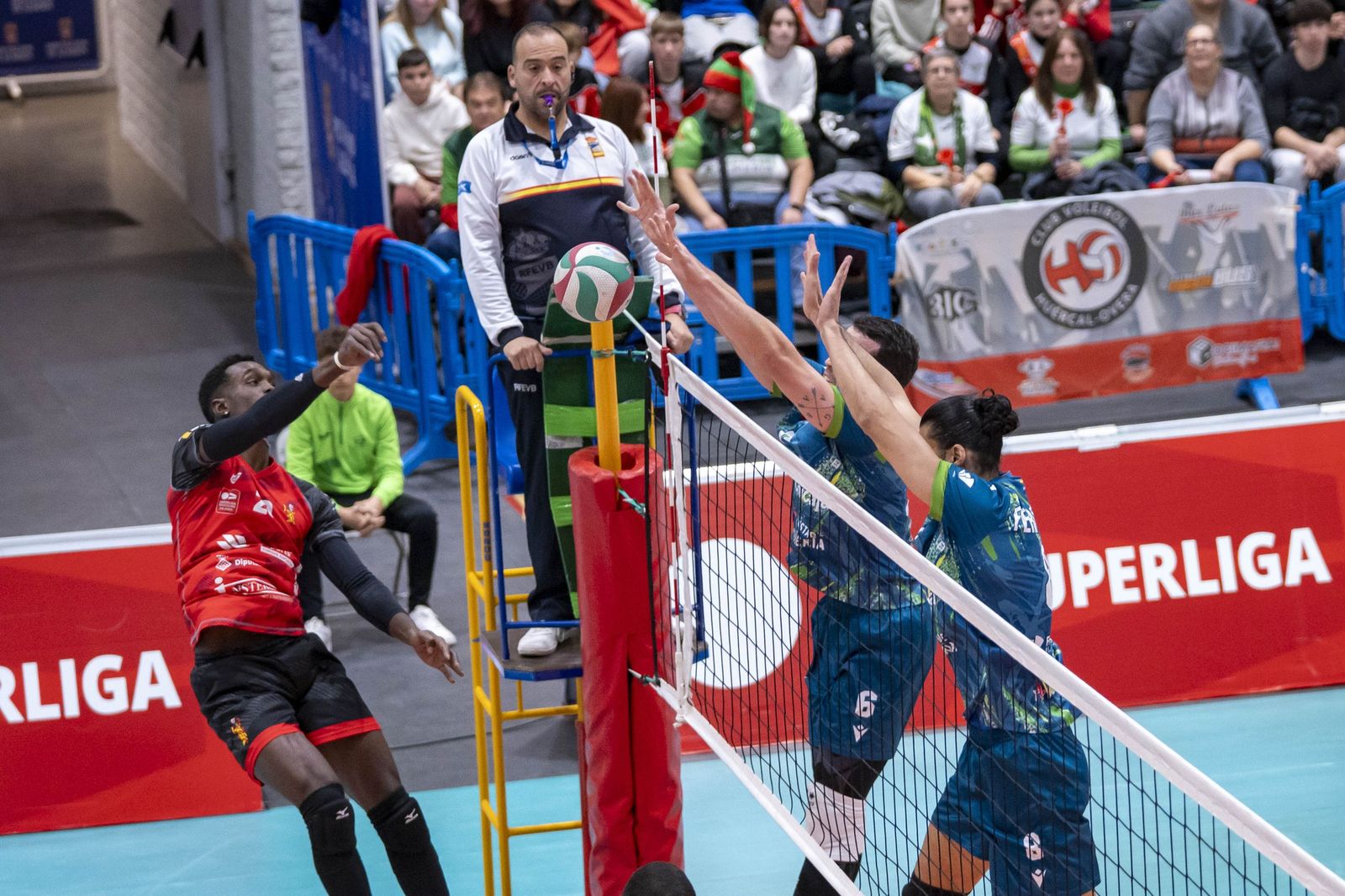 Un lance del encuentro de ida disputado entre almerienses y tarraconenses en el Pabellón Moisés Ruiz.