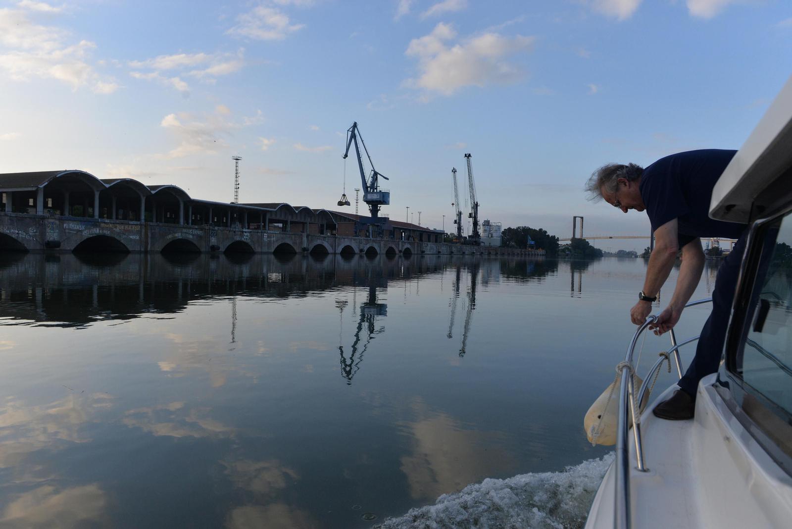 El patrón del 'Sagitario II', José García Medina, retira las defensas en el canal de Alfonso XIII.
