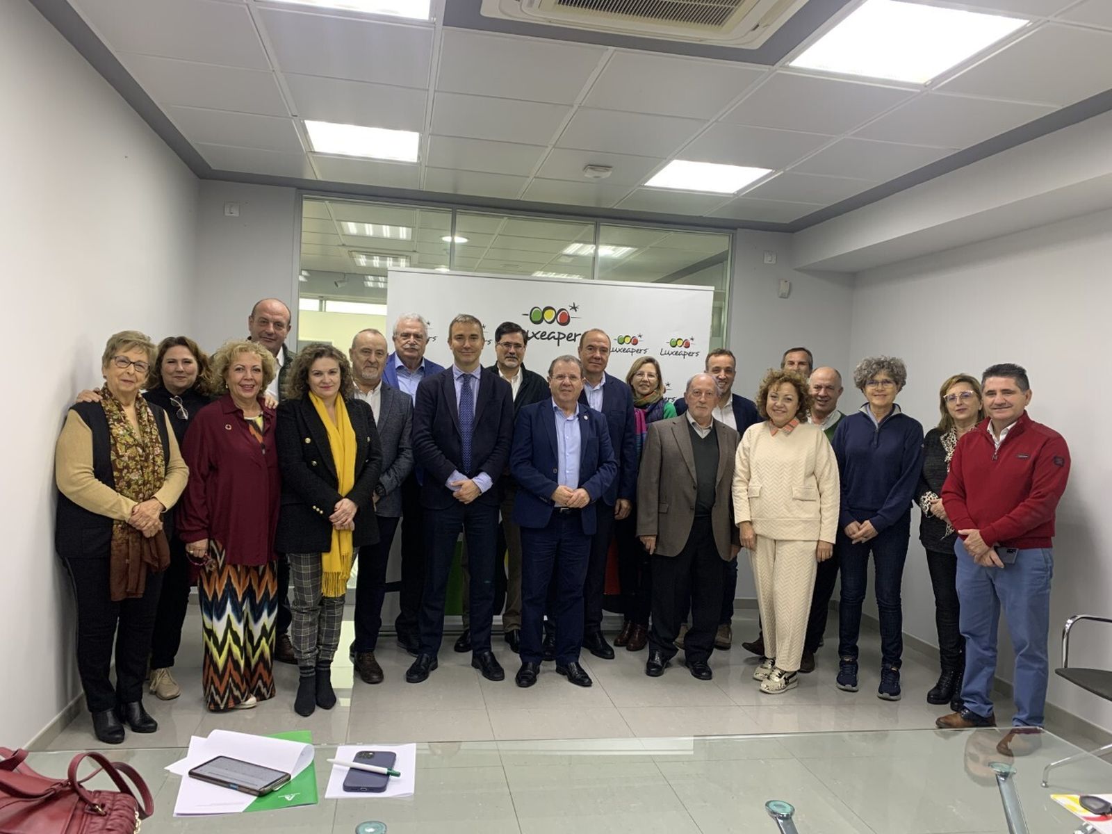 Los empresarios del pleno de la Cámara de Comercio de Almería en Luxeapers