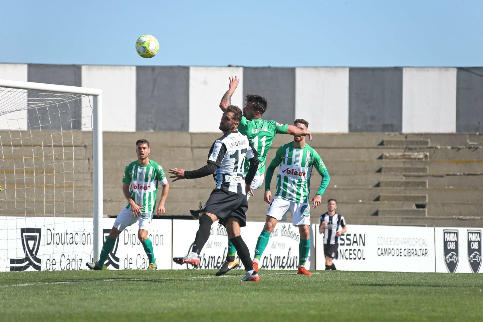 Lance del encuentro entre la Balompédica Linense y el Atlético Sanluqueño disputado este mes.