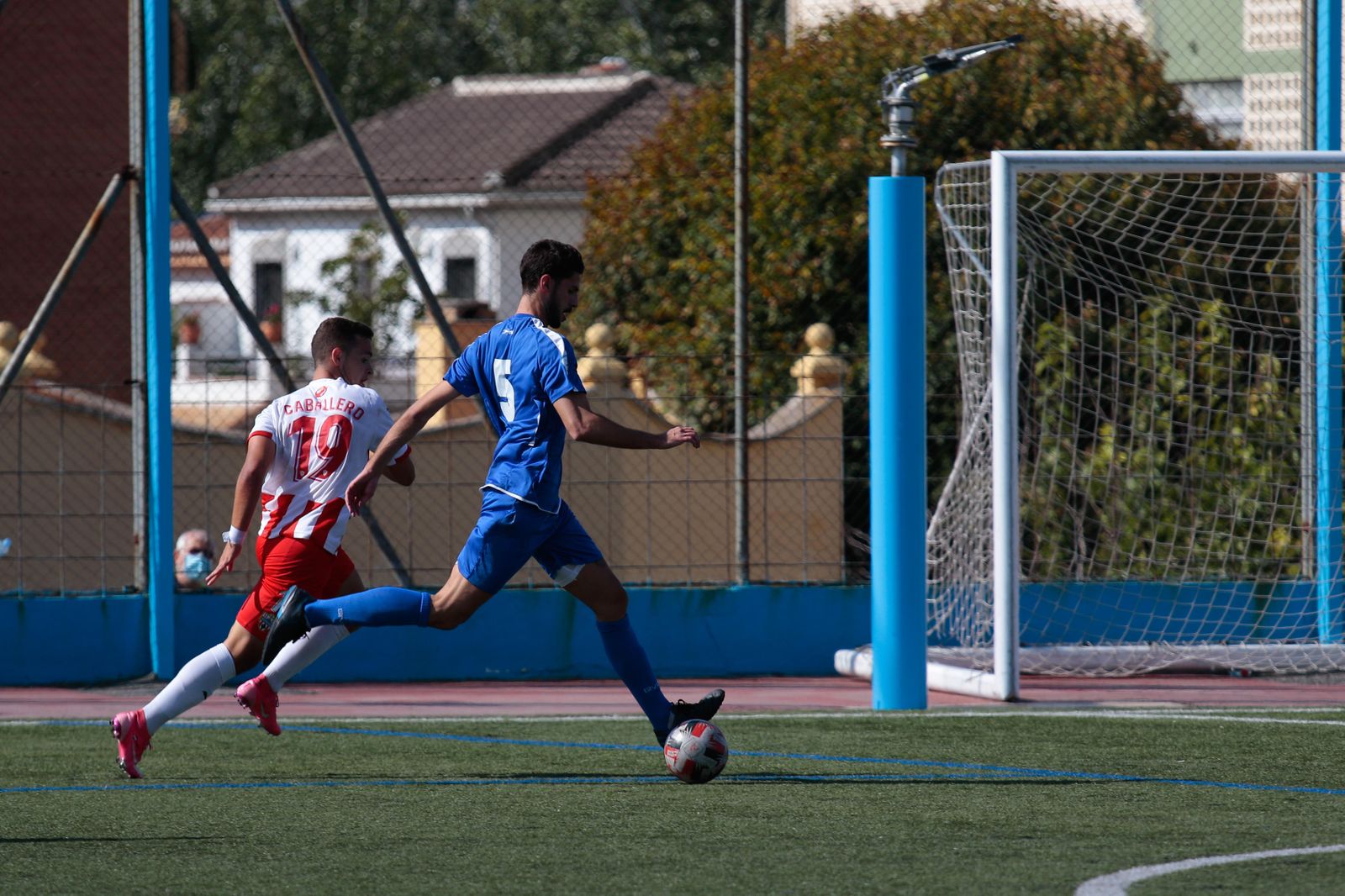 Un jugador del Maracena se dispone a golpear el balón