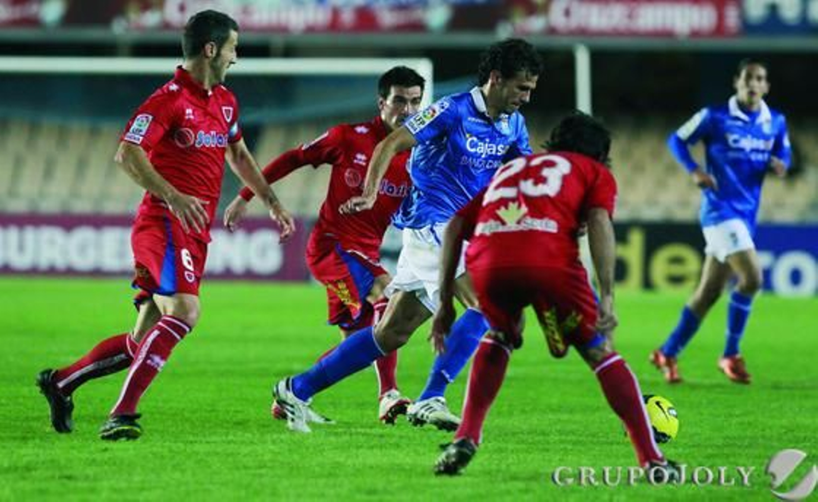 Capi lleva el balón entre tres contrarios. 

Foto: Miguel Angel Gonzalez