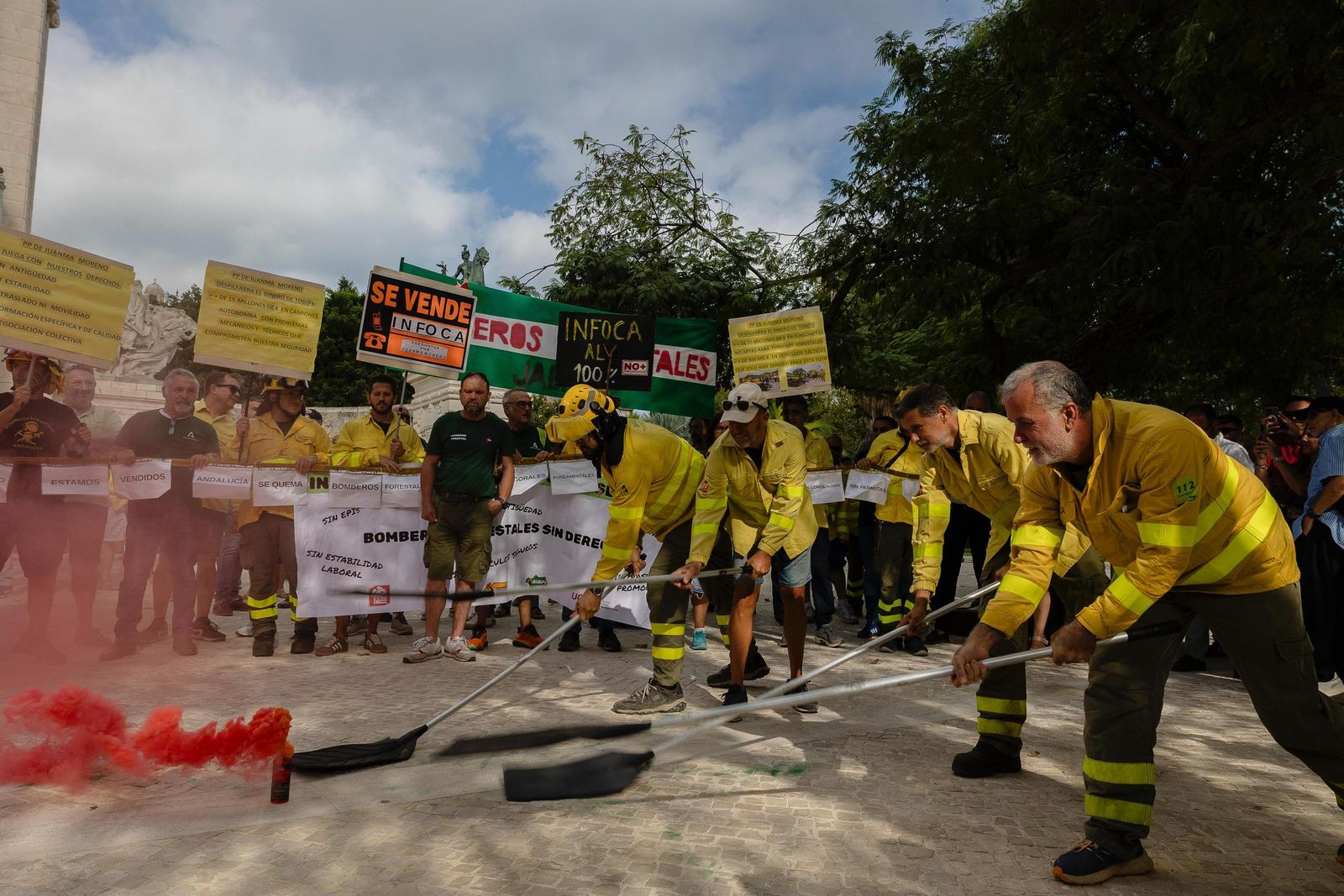 Un momento de la protesta de los bomberos forestales en Cádiz.