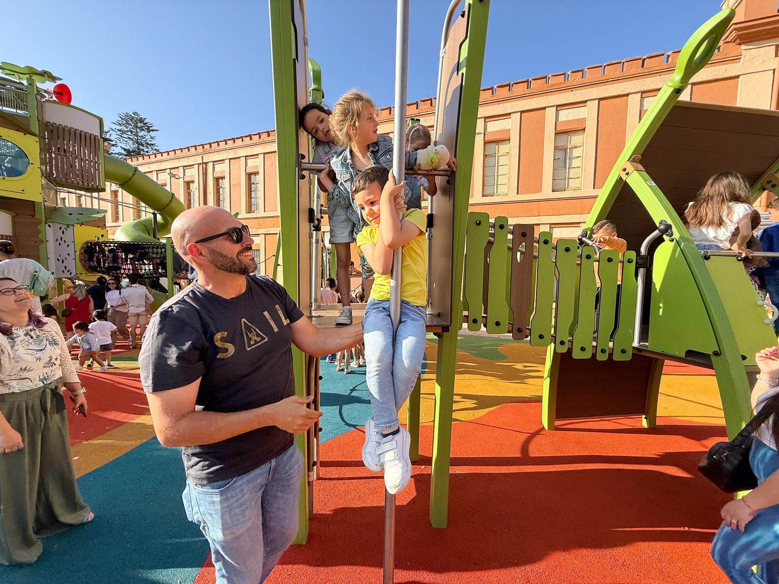 Las fotos de la inauguración del nuevo parque infantil junto al Conservatorio de La Línea