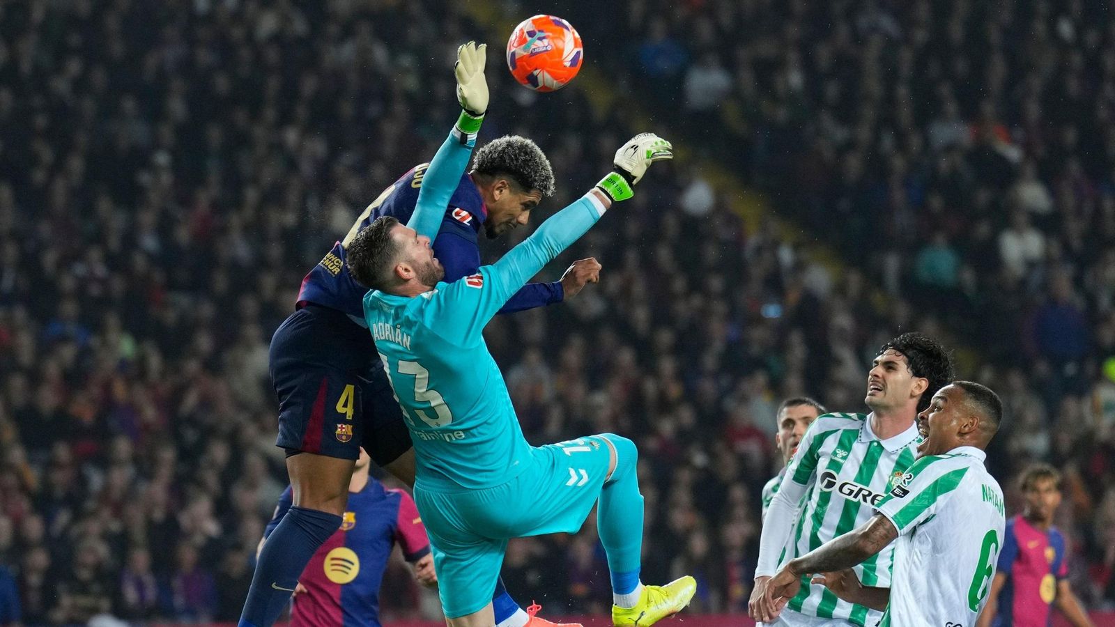 Adrián sale a por el balón en una acción aérea ante Araújo.