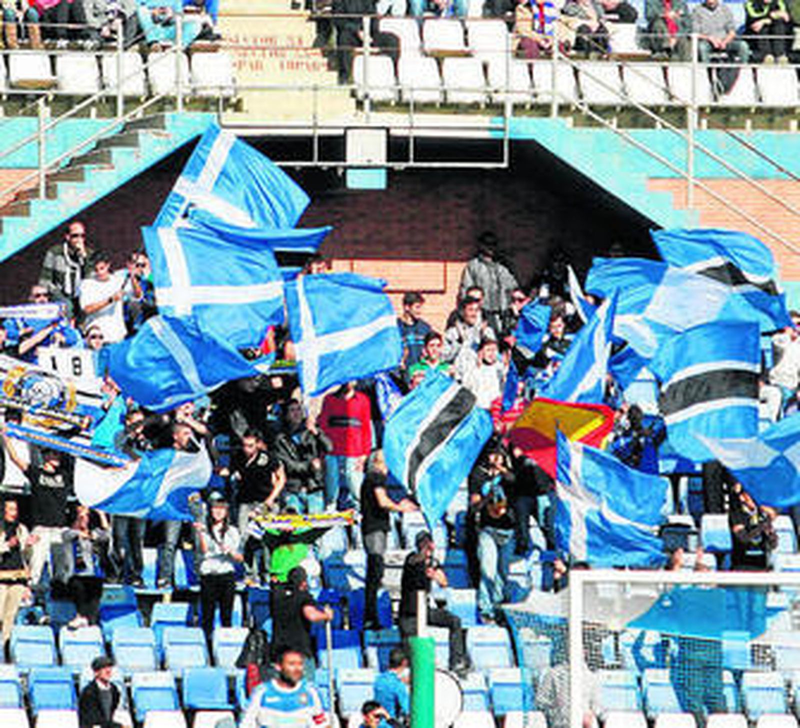 1. Arana supera al portero del Numancia en la salida del esférico. Chuli acompaña por el centro antes de rematar a gol. 2. Cabrero, siempre seguro y atento en las salidas que tuvo que realizar frente a los sorianos 3. Los integrantes de todas las categorías inferiores de la Fundación Recre. 4. Los aficionados de gol norte, encabezados por el colectivo Frente Onuba, mantuvieron el ambiente en todo momento y animaron siempre a pesar del frío constante que hizo durante toda la mañana. 5. Las reinas del Carnaval Colombino realizaron el saque de honor. Su presencia en el césped y en el palco del Nuevo Colombino trajo suerte a la formación de Sergi Barjuan.