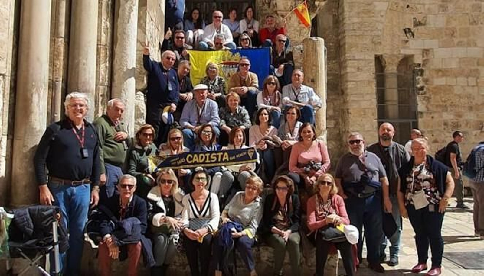 El grupo de gaditanos en Tierra Santa, entre ellos, Martín José García, Tere Sahagún, Charo Asencio, Pepe Gómez, Charo Lacave, Melele Julbes, Fernando Rasco, Ana Obregón, Placido Gómez, Fernando Sicre, Lourdes, Antonio y María José Marín.