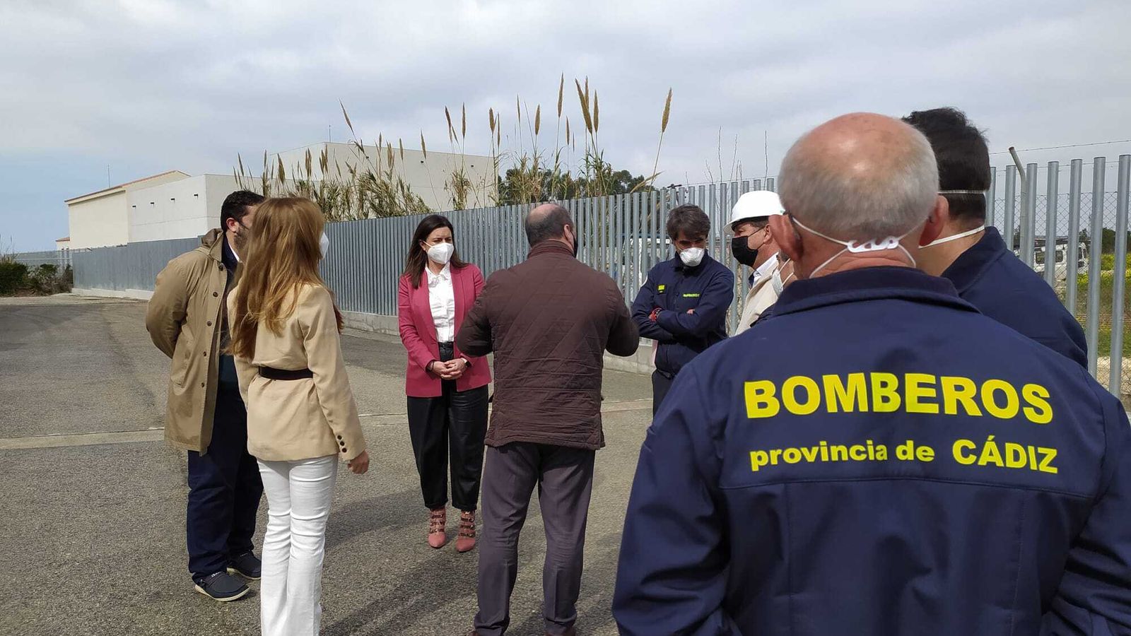 Visita del presidente del Consorcio Provincial de Bomberos de Cádiz y de la alcaldesa isleña al parque de bomberos.