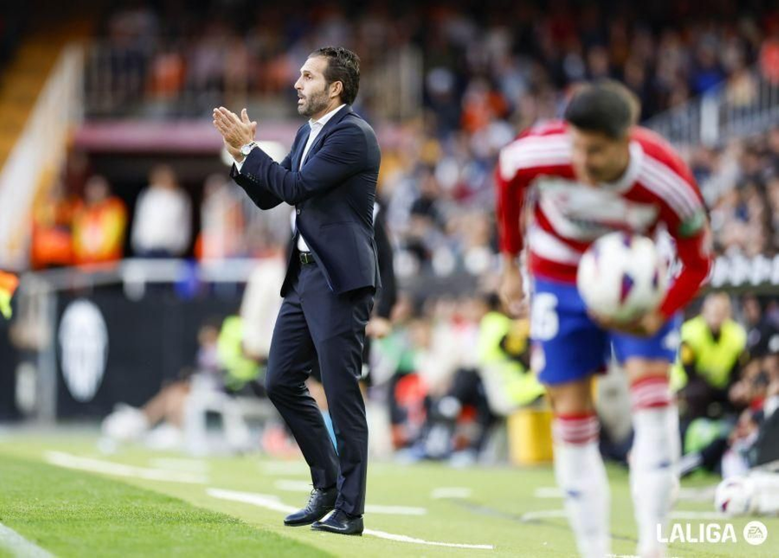 Rubén Baraja aplaude a sus jugadores ante el Granada CF.