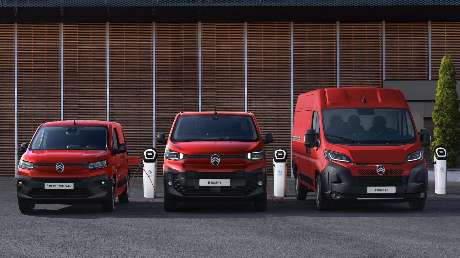 En la gama Citroën la Berlingo Van ofrece motores de gasolina de 110 CV y Diesel de 100 y 130 CV. La versión eléctrica de 136 CV, con la nueva frenada regenerativa, mejora su autonomía un 20 por ciento. En cuanto a la ë-Jumpy, al igual que resto de furgonetas medias de Stellantis, ese mismo motor se ofrece con baterías de 50 y 75 kWh; y en la ë-Jumper el nuevo motor es de 270 CV (200 kW) y las baterías de 100 kWh.