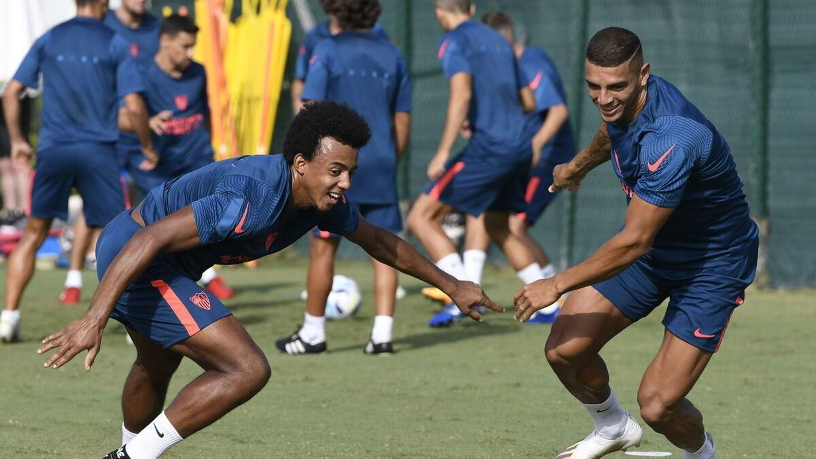 Koundé se ejercita junto a Diego Carlos en un entrenamiento del Sevilla.