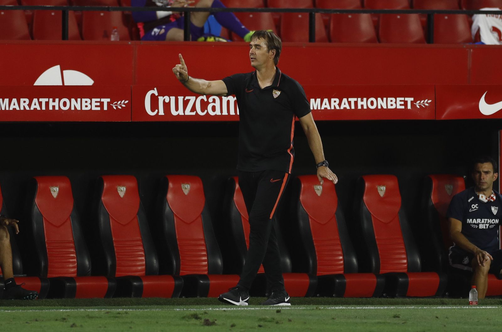 El entrenador del Sevilla, Julen Lopetegui, realiza una indicación desde el área técnica.