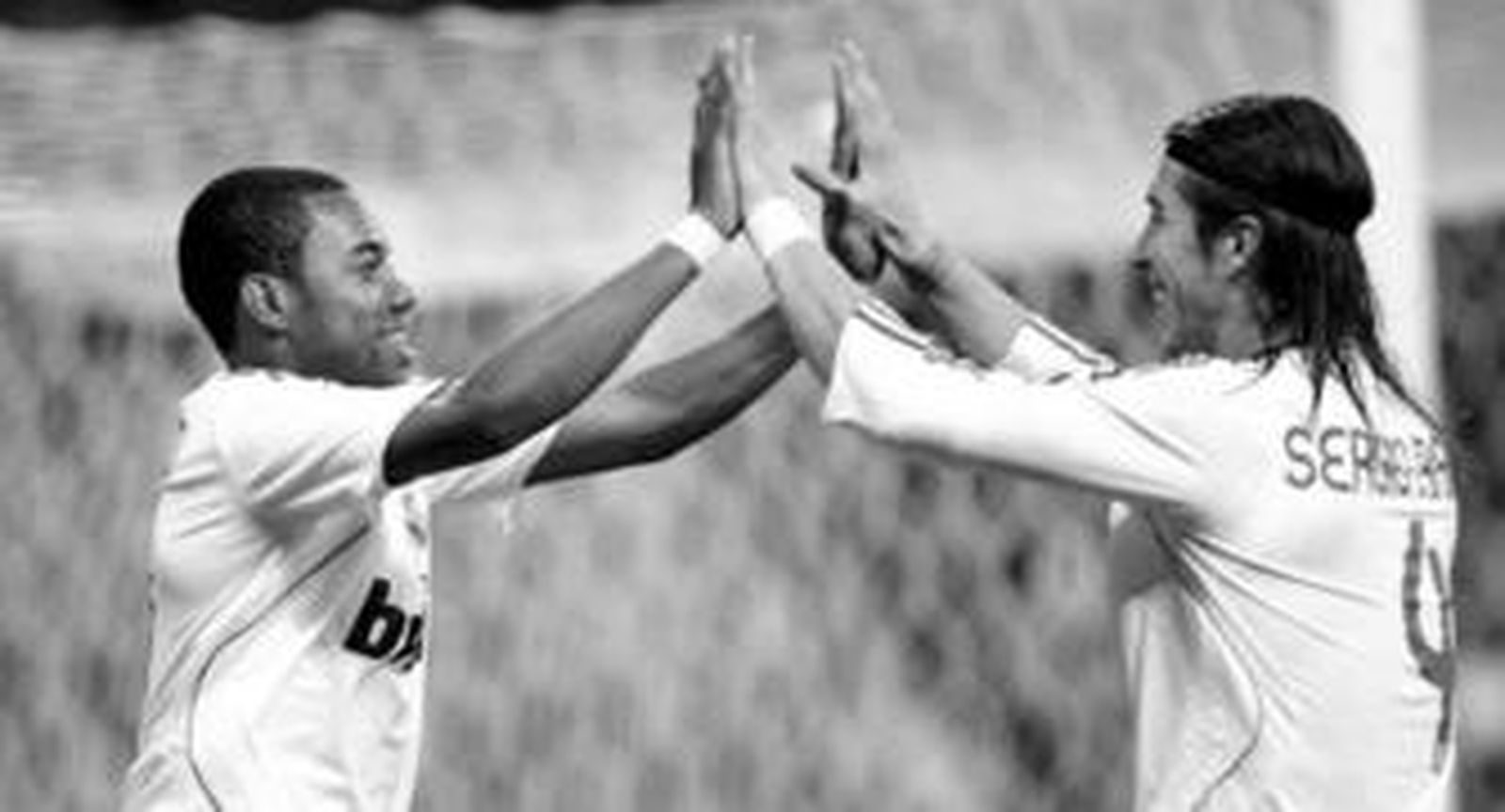 Robinho y Sergio Ramos celebran el segundo tanto que consiguió el brasileño.