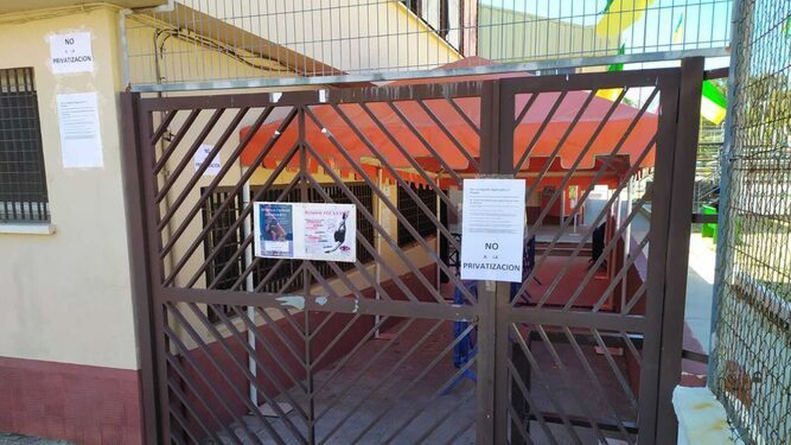 Los accesos a las instalaciones deportivas municipales exhiben carteles lamentando la falta de personal.